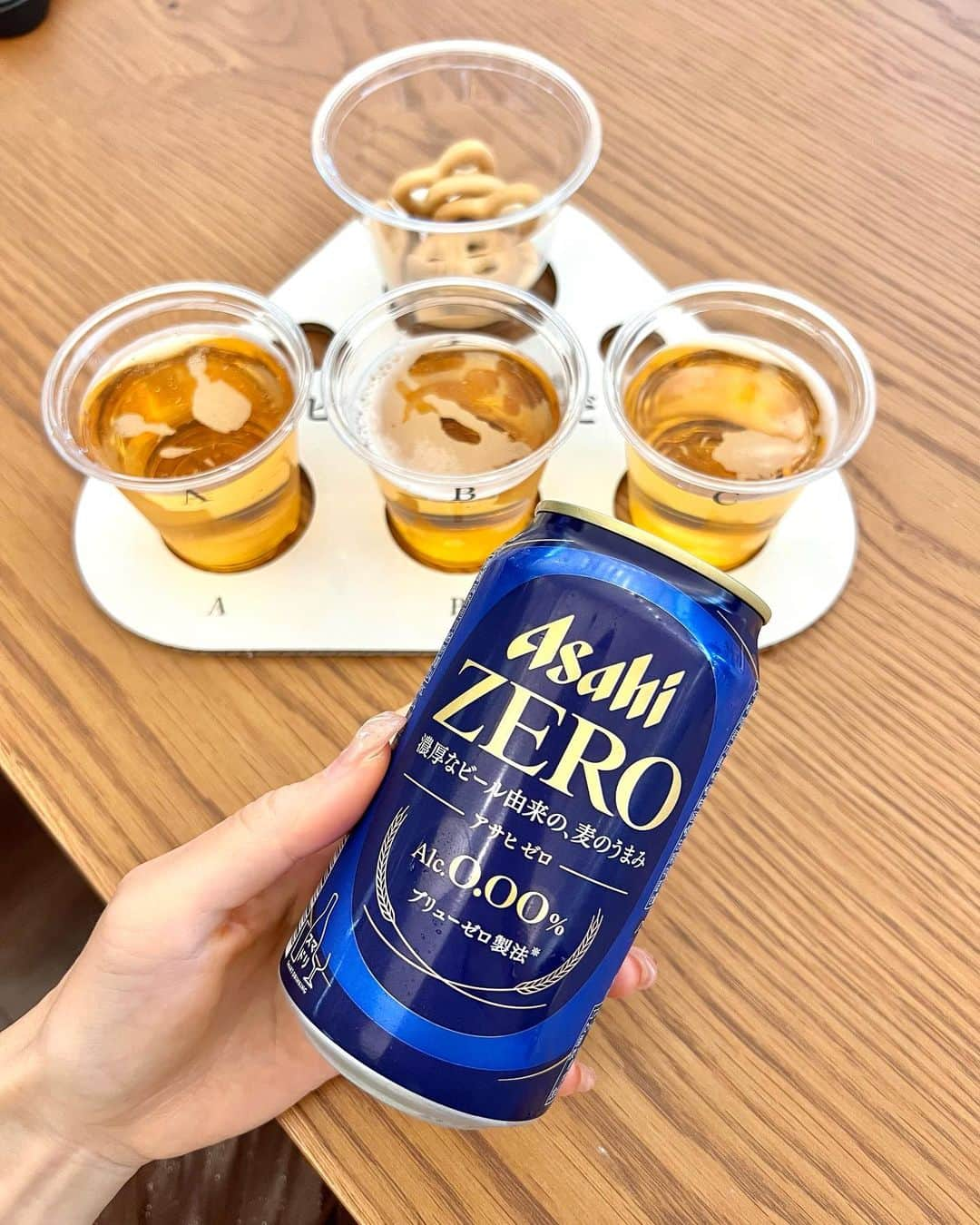 みき みーやんさんのインスタグラム写真 - (みき みーやんInstagram)「アサヒビールさんからご招待をいただいて 『アサヒ ゼロ』の先行試飲会に行ってきました🍺💕 @asahibeer_jp  . このアサヒ ゼロ。 濃厚なビールを醸造してから アルコール分を完全に取り除いて アルコール分0.00%を実現する ブリューゼロ製法で作られていて 一口で違いがわかるビール味の アルコール分ゼロの商品なの👏🍺 . ビールと飲み比べもさせてもらったけど ビールと変わらない美味しさやったし どっち飲んでるか正直わかんない🤣www （みんなもやってみてほしいw） . . 私、絶対違いわかるで！😏って方は 10月24日~10月29日まで阪急梅田ビッグマン前にて アサヒ ゼロが飲めるポップアップバーが 実施されているるから そこでぜひ当ててみて😍w （3種類飲み比べもできるよ🍺 . ビールのような芳醇さと香りに 美味しくて絶対騙されると思う🤣🍺 . ポップアップに行けない方も 10月24日から近畿エリア限定で発売してるから ぜひ探してみてねー💕 . . ノンアルコールって飲めない時はもちろん 夜のほっこりした時間にビールの味を 味わいたいんよなーって時にもいいよね🤤💕 みんなはどんな時にノンアルコール飲んでみたい？🧡  . #PR #アサヒビール #AsahiZERO #アサヒゼロ #ZEROの衝撃 #ビール女子 #吹田 #ノンアルコール #試飲#ロングヘア #フリーモデル #関西モデル #asahibeer #ビール #宅飲み #飲み比べ  #秋コーデ #ニットコーデ #コーディネート #ブラウンコーデ #大阪 #工場 #🍺 #美味しい #コテ巻き #ゆるふわ」10月28日 17時40分 - mi_yan0101