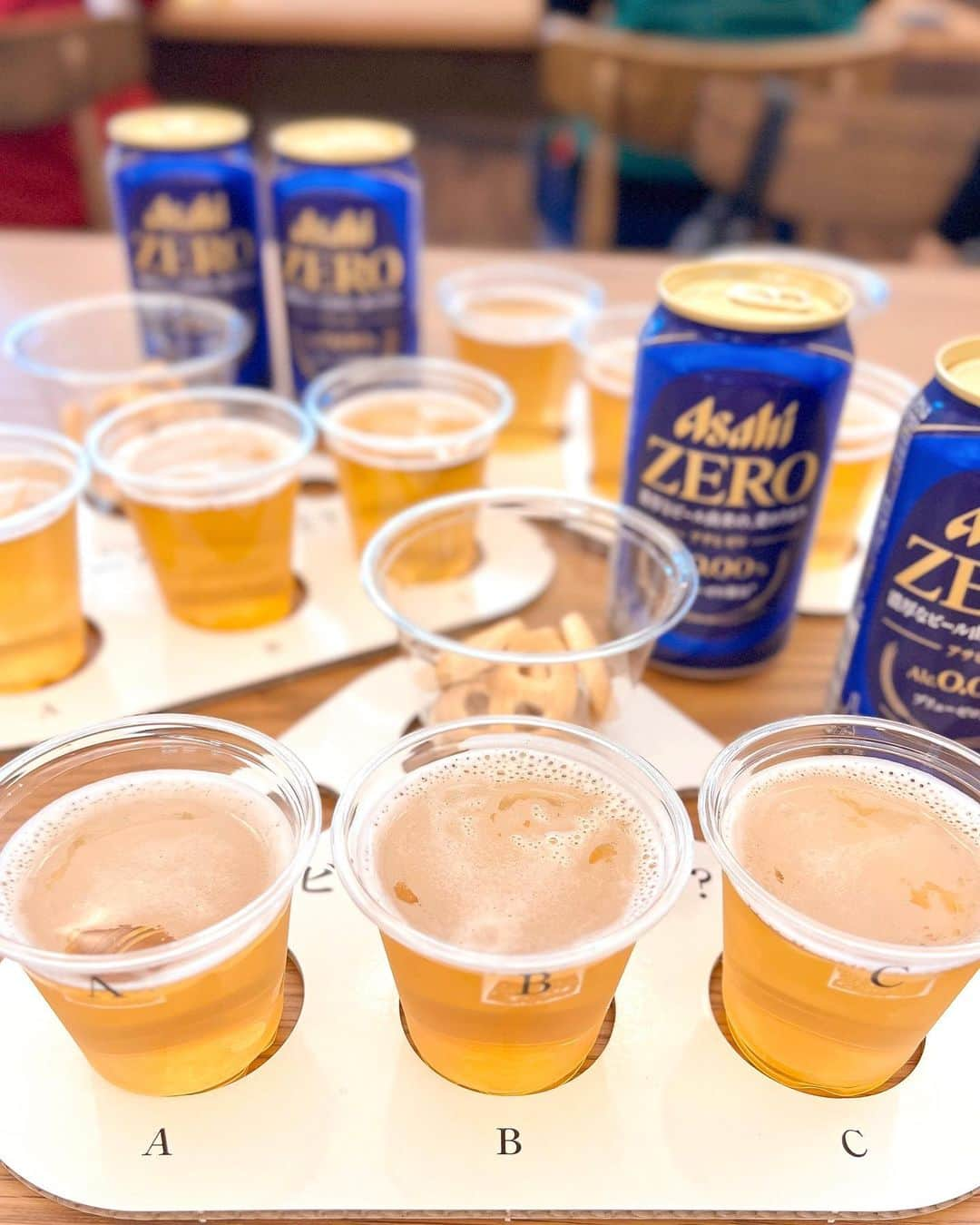 みき みーやんさんのインスタグラム写真 - (みき みーやんInstagram)「アサヒビールさんからご招待をいただいて 『アサヒ ゼロ』の先行試飲会に行ってきました🍺💕 @asahibeer_jp  . このアサヒ ゼロ。 濃厚なビールを醸造してから アルコール分を完全に取り除いて アルコール分0.00%を実現する ブリューゼロ製法で作られていて 一口で違いがわかるビール味の アルコール分ゼロの商品なの👏🍺 . ビールと飲み比べもさせてもらったけど ビールと変わらない美味しさやったし どっち飲んでるか正直わかんない🤣www （みんなもやってみてほしいw） . . 私、絶対違いわかるで！😏って方は 10月24日~10月29日まで阪急梅田ビッグマン前にて アサヒ ゼロが飲めるポップアップバーが 実施されているるから そこでぜひ当ててみて😍w （3種類飲み比べもできるよ🍺 . ビールのような芳醇さと香りに 美味しくて絶対騙されると思う🤣🍺 . ポップアップに行けない方も 10月24日から近畿エリア限定で発売してるから ぜひ探してみてねー💕 . . ノンアルコールって飲めない時はもちろん 夜のほっこりした時間にビールの味を 味わいたいんよなーって時にもいいよね🤤💕 みんなはどんな時にノンアルコール飲んでみたい？🧡  . #PR #アサヒビール #AsahiZERO #アサヒゼロ #ZEROの衝撃 #ビール女子 #吹田 #ノンアルコール #試飲#ロングヘア #フリーモデル #関西モデル #asahibeer #ビール #宅飲み #飲み比べ  #秋コーデ #ニットコーデ #コーディネート #ブラウンコーデ #大阪 #工場 #🍺 #美味しい #コテ巻き #ゆるふわ」10月28日 17時40分 - mi_yan0101