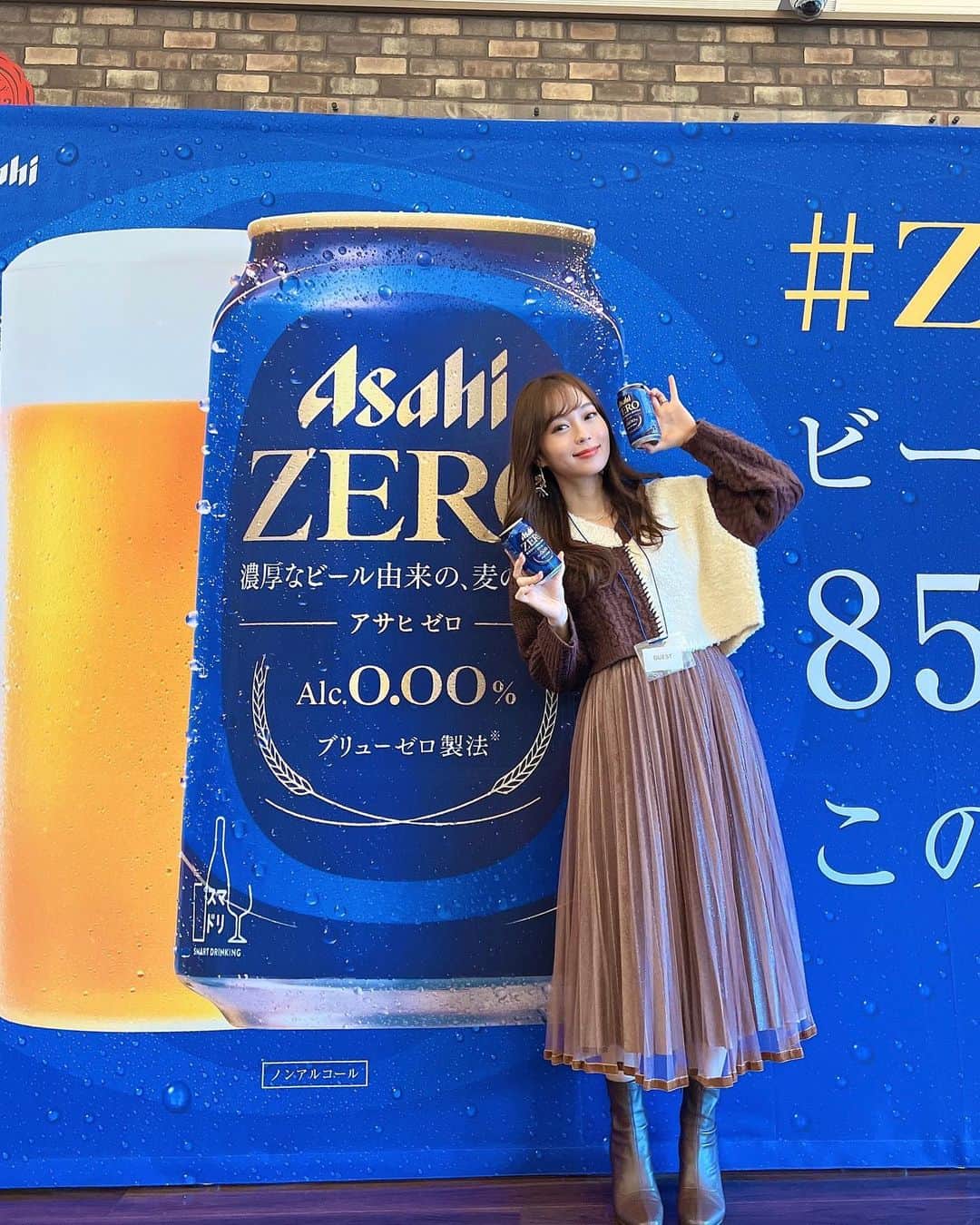 みき みーやんさんのインスタグラム写真 - (みき みーやんInstagram)「アサヒビールさんからご招待をいただいて 『アサヒ ゼロ』の先行試飲会に行ってきました🍺💕 @asahibeer_jp  . このアサヒ ゼロ。 濃厚なビールを醸造してから アルコール分を完全に取り除いて アルコール分0.00%を実現する ブリューゼロ製法で作られていて 一口で違いがわかるビール味の アルコール分ゼロの商品なの👏🍺 . ビールと飲み比べもさせてもらったけど ビールと変わらない美味しさやったし どっち飲んでるか正直わかんない🤣www （みんなもやってみてほしいw） . . 私、絶対違いわかるで！😏って方は 10月24日~10月29日まで阪急梅田ビッグマン前にて アサヒ ゼロが飲めるポップアップバーが 実施されているるから そこでぜひ当ててみて😍w （3種類飲み比べもできるよ🍺 . ビールのような芳醇さと香りに 美味しくて絶対騙されると思う🤣🍺 . ポップアップに行けない方も 10月24日から近畿エリア限定で発売してるから ぜひ探してみてねー💕 . . ノンアルコールって飲めない時はもちろん 夜のほっこりした時間にビールの味を 味わいたいんよなーって時にもいいよね🤤💕 みんなはどんな時にノンアルコール飲んでみたい？🧡  . #PR #アサヒビール #AsahiZERO #アサヒゼロ #ZEROの衝撃 #ビール女子 #吹田 #ノンアルコール #試飲#ロングヘア #フリーモデル #関西モデル #asahibeer #ビール #宅飲み #飲み比べ  #秋コーデ #ニットコーデ #コーディネート #ブラウンコーデ #大阪 #工場 #🍺 #美味しい #コテ巻き #ゆるふわ」10月28日 17時40分 - mi_yan0101