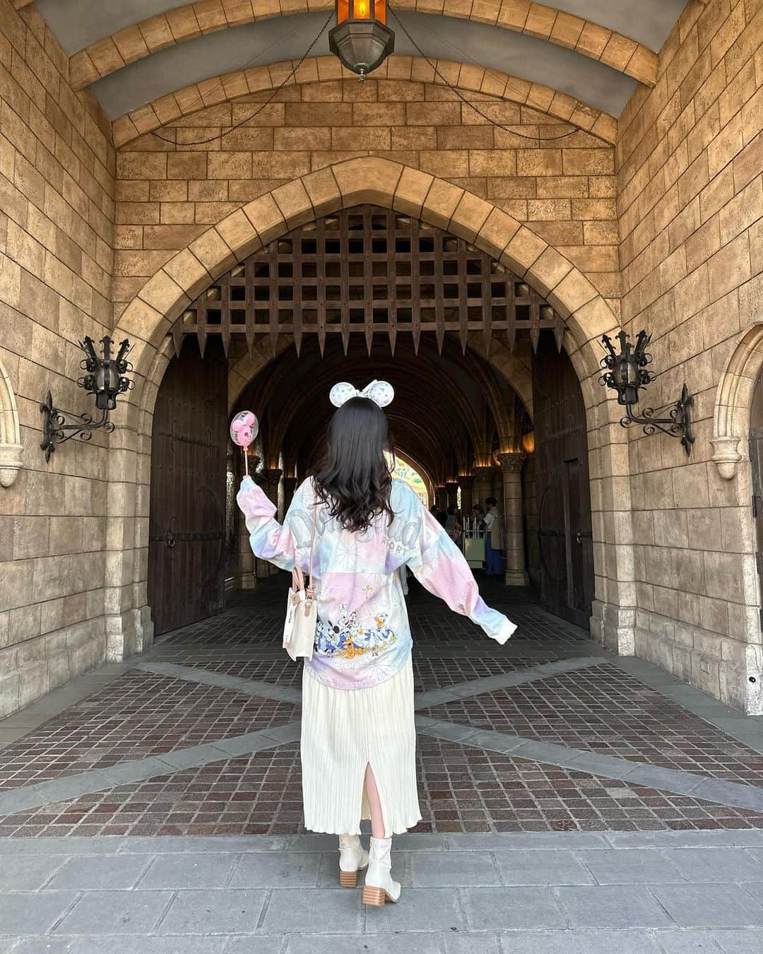 関根ささらのインスタグラム：「だいぶ出遅れたけど #disney100 おめでとうコーデ🏰🎈🩶💜  10/16で創設100周年を迎えた #waltdisneycompany ⭐️ ほんとは当日に写真載せたかったけどディズニー行ってる余裕もインスタ投稿してる余裕もなかったので今になって投稿♡  ディズニーに生かされてます……いつも本当にありがとうディズニー😭🩷💜🤍🩶これからもずっと大好きです！一生ついていきます！！！ . . . . 着ているのはディズニー100周年スピジャのアメリカ・カリフォルニアにある #disneylandresort ver.のもの🇺🇸  カチューシャもアナハイムで夏に買ってきたよ🩶  手持ちバルーンは先日発売の🎈 4色あるうちのピンクにしたよ🩷 . . . . #disney #disneygram #disneypark #cinderellacastle #disneyoutfit #disneyootd #ootd #outfitoftheday #ディズニーコーデ #ディズニー100周年 #ディズニーグラム #ディズニー写真」