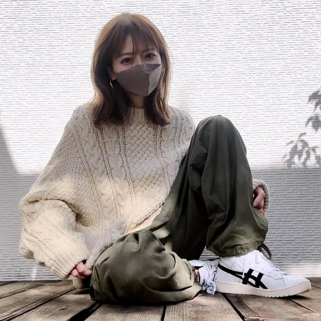 山本明果さんのインスタグラム写真 - (山本明果Instagram)「⠀ ⠀ ⠀ ⠀ 🐑☁️⭐️ ⠀ ⠀ knit / #古着 pants / #chuclla shoes / #asics ⠀ ⠀」10月28日 17時42分 - sayaka__sea