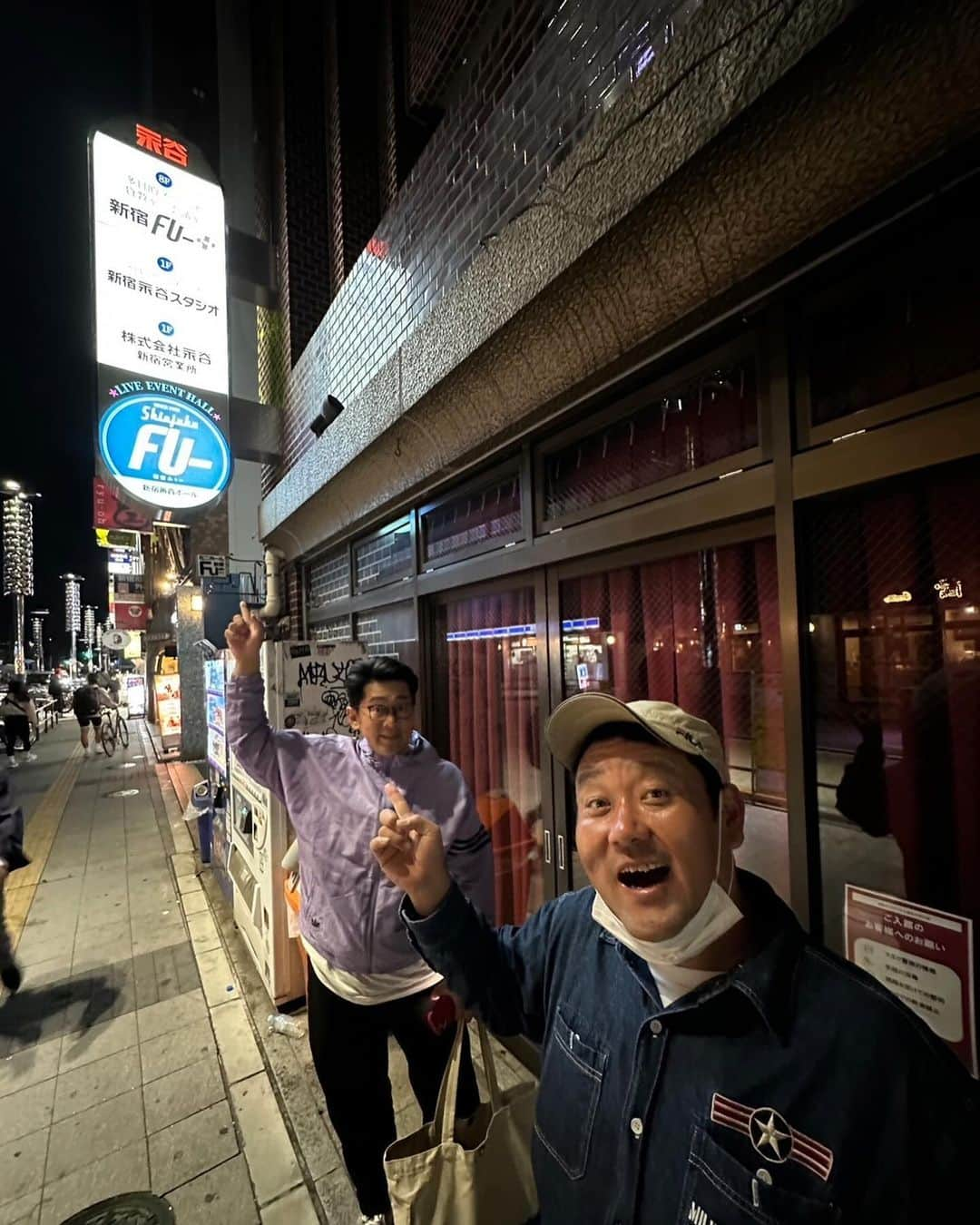 ビビる大木さんのインスタグラム写真 - (ビビる大木Instagram)「我が青春の新宿Fu－  ドロンズ石本さんと🤩🤩 お互い「進め！電波少年」の前説出身😆😆  #新宿 #新宿fu #あの頃 #こんばんみ」10月28日 17時42分 - bibiruoki