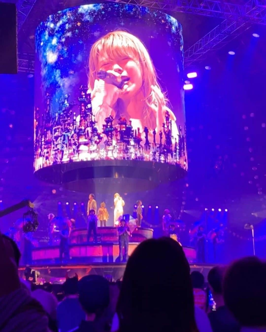 ロザリーナさんのインスタグラム写真 - (ロザリーナInstagram)「今日は えんとつ町の"踊る"ハロウィンナイト@幕張メッセ に参加させてもらいました🎃   ちびっ子ダンサー達とか、ニュールビッチちゃん達がとにかく可愛すぎて癒されました🥹   すごい顔して歌ってんだーロザリーナって..( ˙-˙ ) って思った写真」10月28日 17時43分 - lozareena