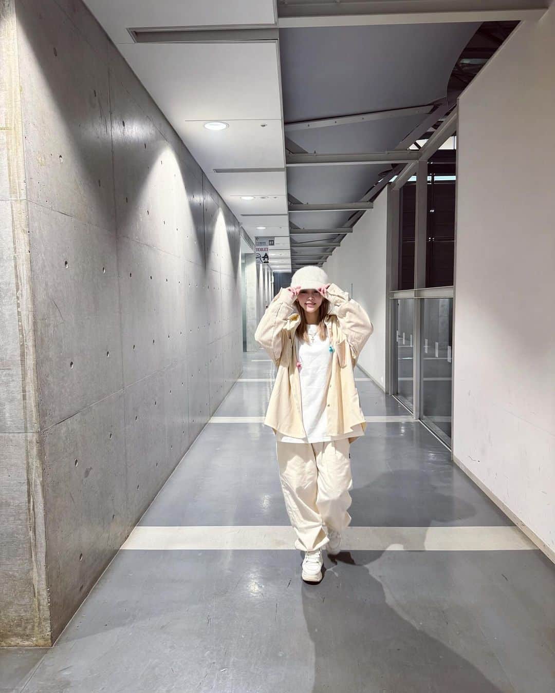 ロザリーナのインスタグラム：「今日は えんとつ町の"踊る"ハロウィンナイト@幕張メッセ に参加させてもらいました🎃   ちびっ子ダンサー達とか、ニュールビッチちゃん達がとにかく可愛すぎて癒されました🥹   すごい顔して歌ってんだーロザリーナって..( ˙-˙ ) って思った写真」