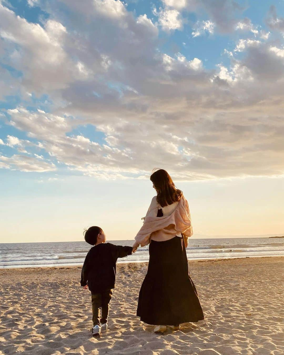 おりもあいのインスタグラム：「海へ🐚✨ 夕陽がとても綺麗だったな🫧 👨が素敵な写真撮ってくれた💕 ⠀」