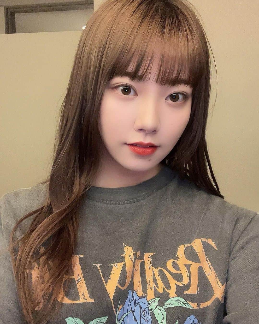 萩尾美聖のインスタグラム：「日本での美容事情🫧  この前行った医療ハイフがめっちゃ効果あったので共有🫶🏻 痛みはあるけど医療ハイフした1週間後くらいから痩せた?て言われて半年は持続するからフェイスラインが気になってきたときに行ってる！  前髪はいつも大阪帰ってきたら行ってる @spadic_osaka で切ってもらったよ🩷  #yagbeauty #ウルトラフォーマー3 #HIFU #リフトアップ」