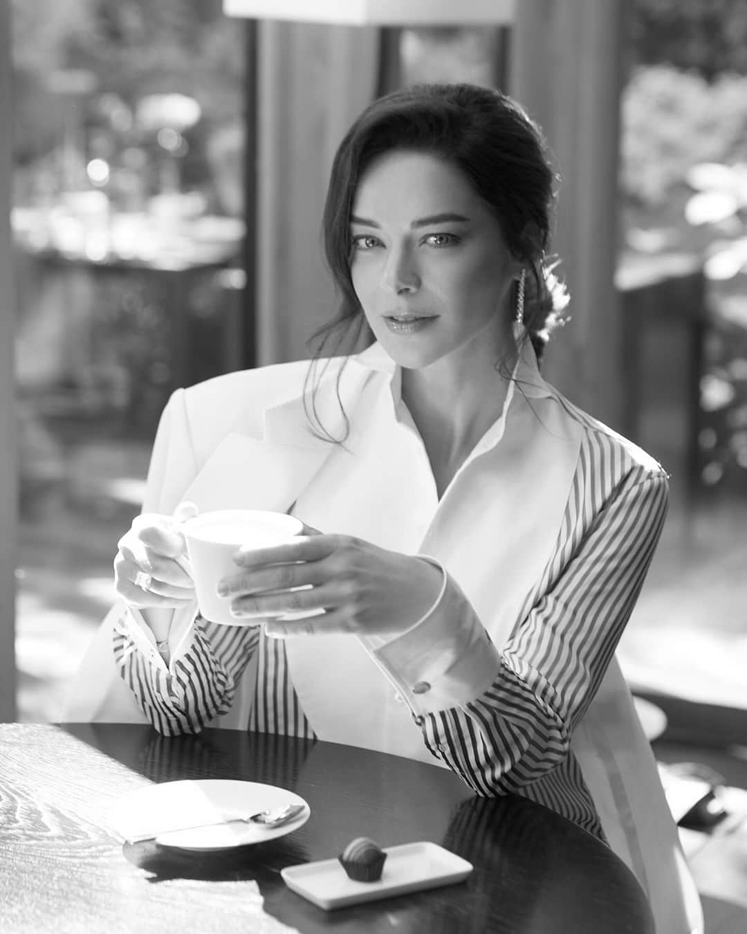 マリーナ・アレクサーンドロヴァのインスタグラム：「Утро, холод, бумажный стаканчик с кофе, размазанный макияж и 12 часов смены впереди… Но у вас пусть будет картинка, что у актрис в субботу идеальное утро аристократа!   📸 @alinagolub」