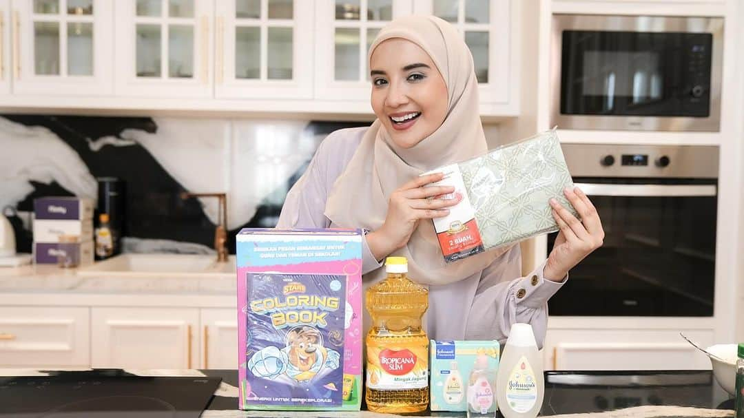 Zaskia Sungkarのインスタグラム：「Sebagai working mom yang harus bekerja dan mengurus anak serta suami, pasti rasanya waktu itu cepat dan kurang yakan? Belum belanja kebutuhan rumah tangga ini itu!! tapi sekarang aku ga perlu repot lagi karena aku bisa belanja kebutuhan rumah tangga dan anak di LazMall Daily. Banyak banget keuntungan belanja di LazMall Daily, ada diskon s/d 80%, gratis ongkir s/d 40K, dan 1 hari sampai*, hanya sampai 29 oktober 2023 aja loh! Yuk belanja kebutuhan si kecil di #LazMallDaily sekarang!”」