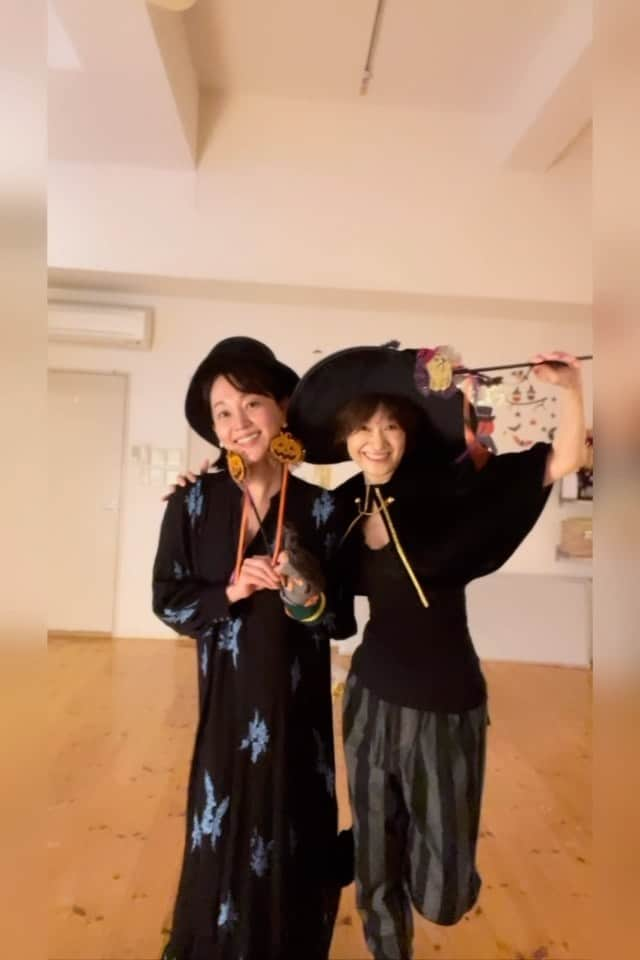 樫木裕実のインスタグラム：「今年も出水麻衣アナとhappyハロウィン🎃💕 麻衣ちゃんいつも元気で可愛い❤️ studioでないとなかなかハロウィンできないからね って☺️ 今日はみんなと一緒にグループレッスンにも 参加してくれました。 身体がガチガチかたまっていたから ほぐれて気持ち良かったって言ってくれました🥰 今年も最後まで元気に過ごそうね💓  #出水麻衣アナと #2023ハロウィン #カーヴィー #ボディメイク #studioc #樫木裕実」