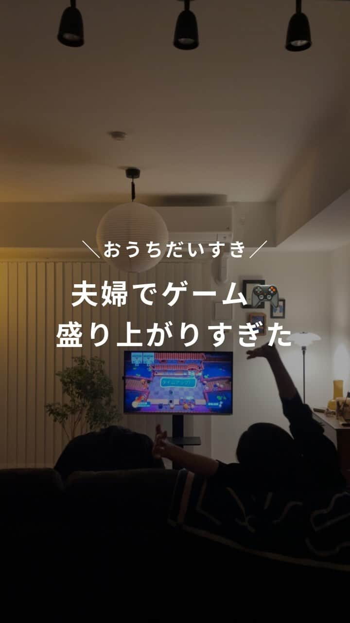 馬渕由妃のインスタグラム：「隠れるようにしてドーナツ食べてる私🍩どうしても甘いものが食べたくて旦那さんに買ってきてもらった🤤♡ソファの前に小さいテーブル欲しくなる気持ちとこれ以上物を増やしたくない気持ち、、、💭  最近はマリオテニスにハマってたけどやっぱり1番盛り上がるのはオーバークック🤣🤣🤣何回やってもおもしろすぎ🤣🎮ゼルダ途中でやめちゃってるからやんないとね、、、早くゼルダ助けてあげないと、、、👸   #mukuri #ムクリ #roommy_roomtour #暮らしを楽しむ #インテリア #interior #間接照明 #キャビネット #Switch #任天堂Switch  #夫婦2人暮らし #ナイトルーティン #nightroutine」