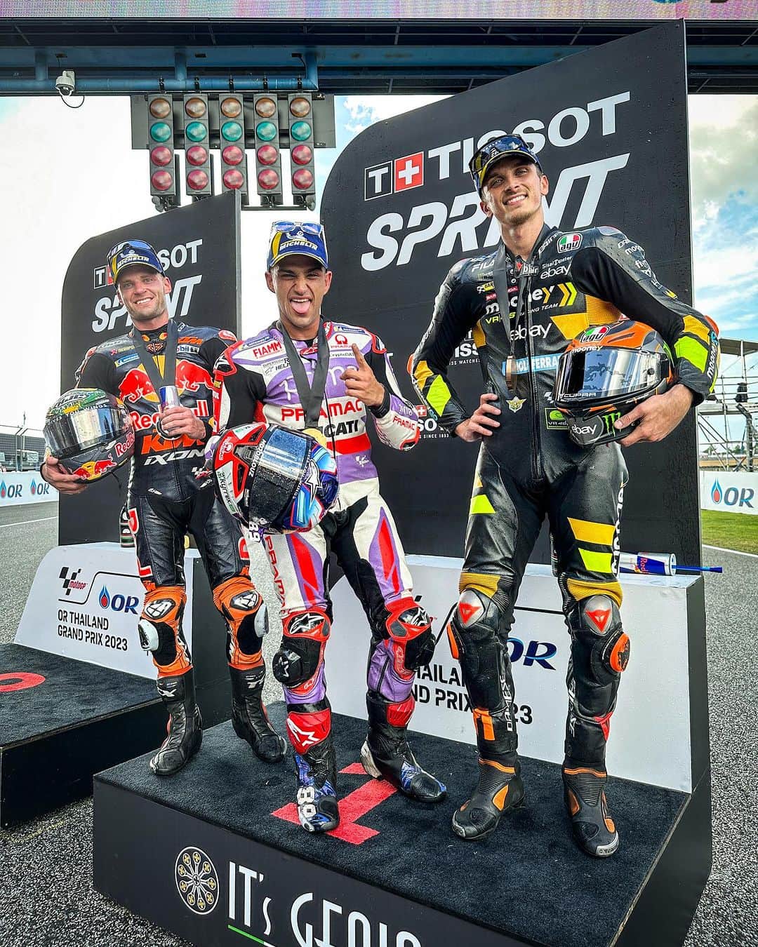 MotoGPさんのインスタグラム写真 - (MotoGPInstagram)「WHAT A #TissotSprint! WHAT A SHOW from these guys! 🔥🥵  #ThaiGP 🇹🇭 #MotoGP #Motorsport #Racing #JM89 #JorgeMartin #BB33 #BradBinder #LM10 #LucaMarini」10月28日 17時48分 - motogp