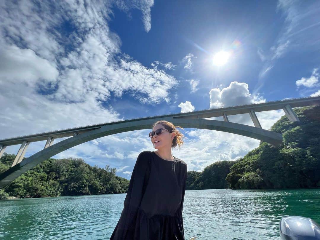 のインスタグラム：「*  内海から出発して 海にかかる橋や景色を楽しみながら シュノーケルスポットに行く ルートが絶景で最高だった☁️☀️ .  波もなくて透明度の高い海で 魚やサンゴが丸見え🤭 .  #シュノーケリング」