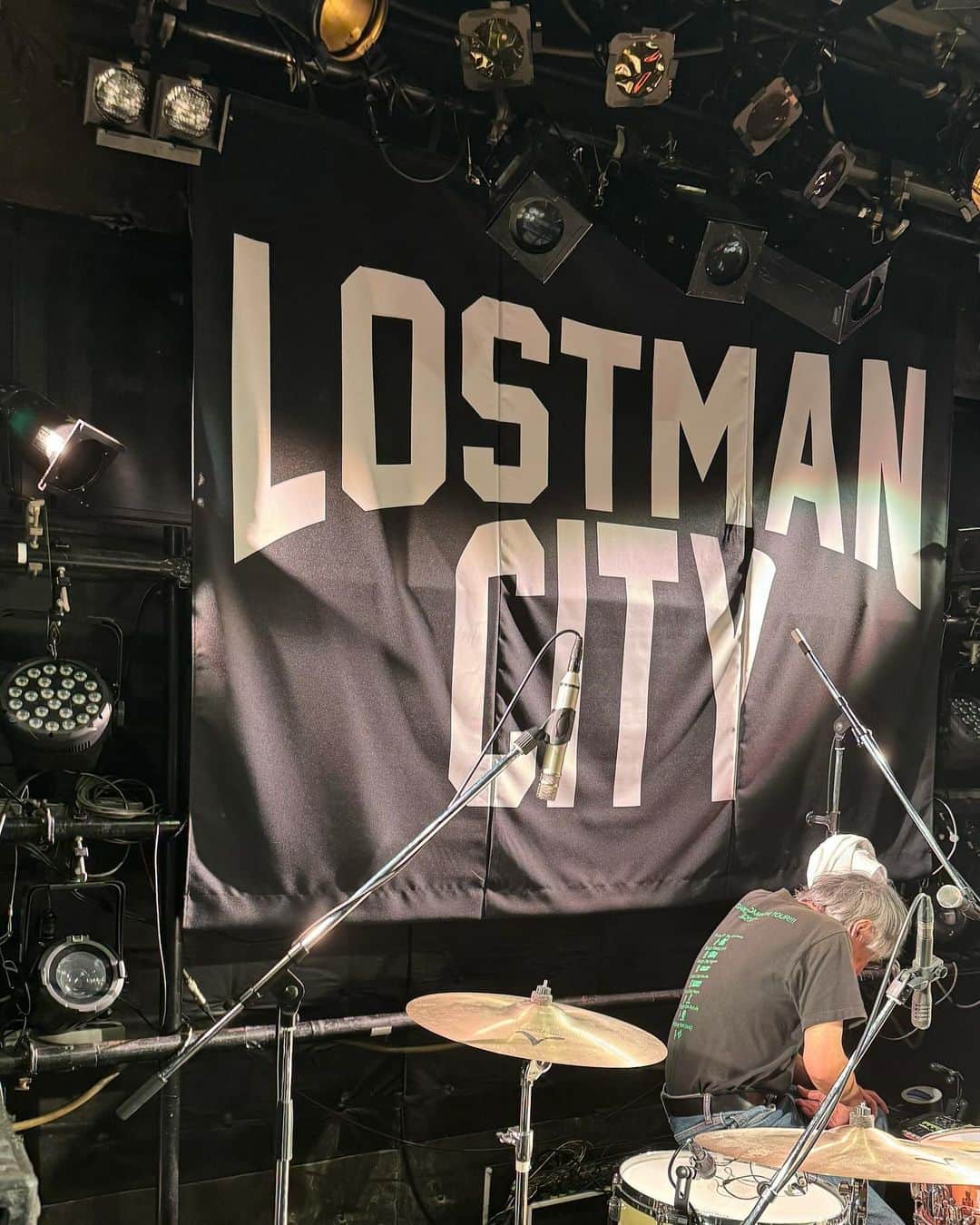のインスタグラム：「本日はthe pillowsでコレ。 LOSTMAN GO TO CITY 2023-24 熊谷 HEAVEN’SROCK VJ-1 HEAVEN’S ROCK 熊谷VJ-1 30th Anniversary  いよいよツアーのスタート。そしてHEAVEN’S ROCK 熊谷の30周年をお祝いしたいと思います。 どうぞよろしくお願い致します！  #thepillows」