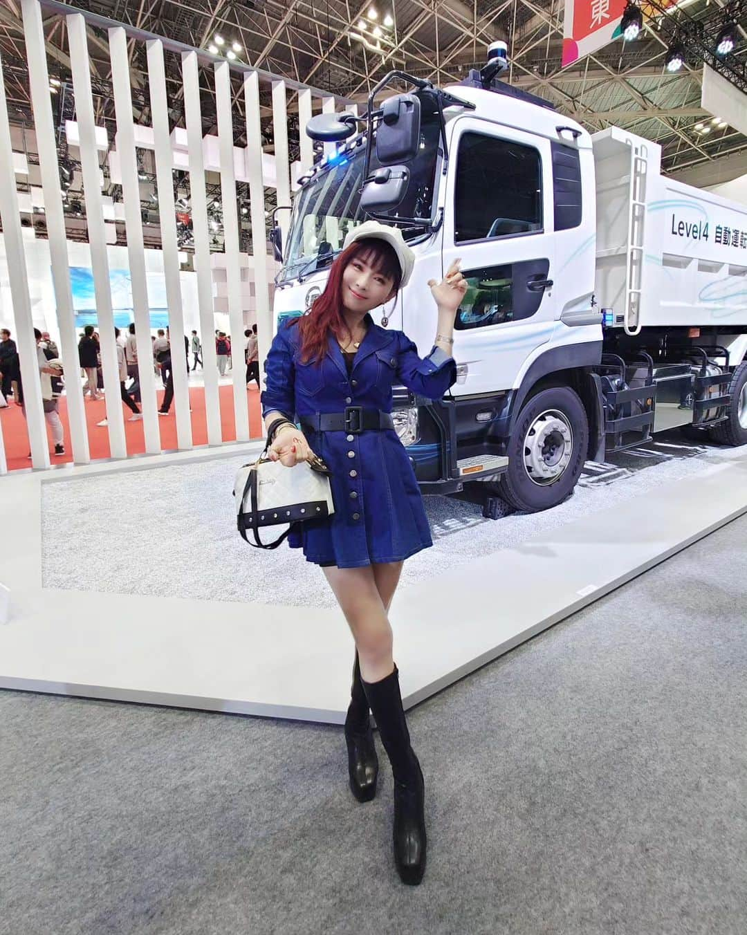 丹遥ニナのインスタグラム：「「PR」有中文 Japan Mobility Show 2023 @jama_jpn 💖 東京big sightで開催されてる【Japan Mobility Show 2023】 大手トラックメーカーの「UDトラックス株式会社」 @udtrucks.jp 遊びに行ってきた⤴️💋💕 ・ ・ 会場でバッタリ合ったアキリンちゃん @happy_akirinchang  ともshooting📸めちゃくちゃパーティーで華やか、綺麗だった⤴️💋❣️ ・ ・ 今天有去了东京汽车展！太厉害了，都不知道从哪里看🤣 看看我今天看到的大卡车！哇～每一辆都好帅哦！还可以坐进去体验一下哦！  车展开到5号，有时间的话去玩一下吧💋 ・ ・ なんと、ジャパンモビリティショー（旧東京モーターショー）が4年ぶりに東京ビッグサイトで開催されてる。ＵＤトラックスは、今年のジャパンモビリティショー２０２３に、いすゞグループとの共同ブースで出展してます💓👌🥰 ・ ・ どれもカッコよ過ぎて迫力凄っ❗ 👇👇👇 📍Fujin（風神） ーーーー ブースでは、自動運転の取り組みの一例として、実証試験車両の一つである「Fujin（風神）」を展示してる。 めちゃくちゃカッコいい❕思わず写真撮りたくなる💕 ・ ・ 📍Quon GW ーーーーー パワフルでありながら省燃費。 専用12段電子制御式オートマチックトランスミッション「ESCOT-Ⅶ」と運転支援機能「UDアクティブステアリング」による高い運転性能、そして国産車で唯一採用されている総輪ディスクブレーキなどによる制動力。 ・ ・ 📍Quester ーーーーー 欧州連合（EU）が定める排出ガス規制「ユーロ５」に準拠した新興国専用の大型けん引車。新興国における工業化と経済成長に伴って各国で大気汚染が深刻化する中、環境負荷低減を念頭に、尿素選択還元型触媒システム（SCR）技術を搭載しました。 ・ ・ 👑いすゞとＵＤトラックスブースでは 「運ぶ」で創る ワクワクする未来のモビリティ社会を提案してる。 いすゞ・ＵＤトラックス両ブランドの商品やソリューションを「INNOVATION FOR EARTH / SOCIETY / LIFE」 の3つのカテゴリーに分け、「運ぶ」にイノベーションを掛け合わせたモビリティとして展示します〜 ・ ・ 実際体験もいっぱいできる、車大好きな子供から大人まで、みんなワイワイ楽しんでる❕良かったら遊びに行ってみてね 👇👇👇 開催期間 2023年10月26日（木）～11月5日（日） 一般公開日・時間 10月28日（土）、10月30日（月）～11月4日（土） ※9時00分～19時00分 10月29日（日）、11月5日（日） ※9時00分～18時00分 ※一般公開日の9時00分～10時00分の時間帯は、ご入場可能な特別チケットをお持ちの方のみ入場可。 会場・アクセス 東京ビッグサイト 東展示棟 東1ホール EC01 〒135-0063 東京都江東区有明３丁目１０−１ りんかい線国際展示場駅（下車 徒歩約7分） ゆりかもめ東京ビッグサイト駅 （下車 徒歩約3分） ・ ・ #udトラックス #udjms2023 #PR #ジャパンモビリティショー ・ ・ ★- - -★- - -★- - -★- - -★- - -★- - -★- - -★- - -★- - -★- - -★ ・ ・ Model @minaninamiji   ❥❦❧ 仕事のご連絡はDMで📩 ❧❦❥  🧡 ファッションショー、作品撮影、商品撮影、動画撮影  🧡PR、インフルエンサー 、アンバサダー、通訳、キャスティング  🧡 丹遥ニナNina手書きかわいいニナキャラクターラインスタンプ 発売❗@ninalinestamp から飛べますよ❣️  🧡 個人撮影(有償) ・ ・  #丹遥  #モデル募集中 #フリーモデル #私の写真もっと広まれ  #美脚モデル #モデルさんと繋がりたい  #撮影モデル  #撮影依頼募集中  #美脚 #東京カメラ部  #海外华人 #在日中国人 #网红 #上海模特 #中国語通訳 #中国語 #国语 #普通话 #中文  #トラック好きな人と繋がりたい #車好き  #車好きな人と繋がりたい」