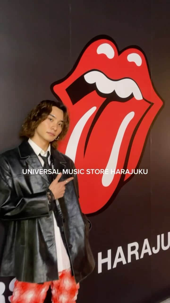 山下諒真のインスタグラム：「10月20日にオープンされた「UNIVERSAL MUSIC STORE HARAJUKU」に行ってきました👅 原宿限定の商品やRS No.9(ローリング・ストーンズ公式アパレルブランド)も置いてます！✨ めっちゃ楽しかったです！皆さんもぜひ👍 #PR #umstoreharajuku #RSNo9HARAJUKU #TheRollingStones」