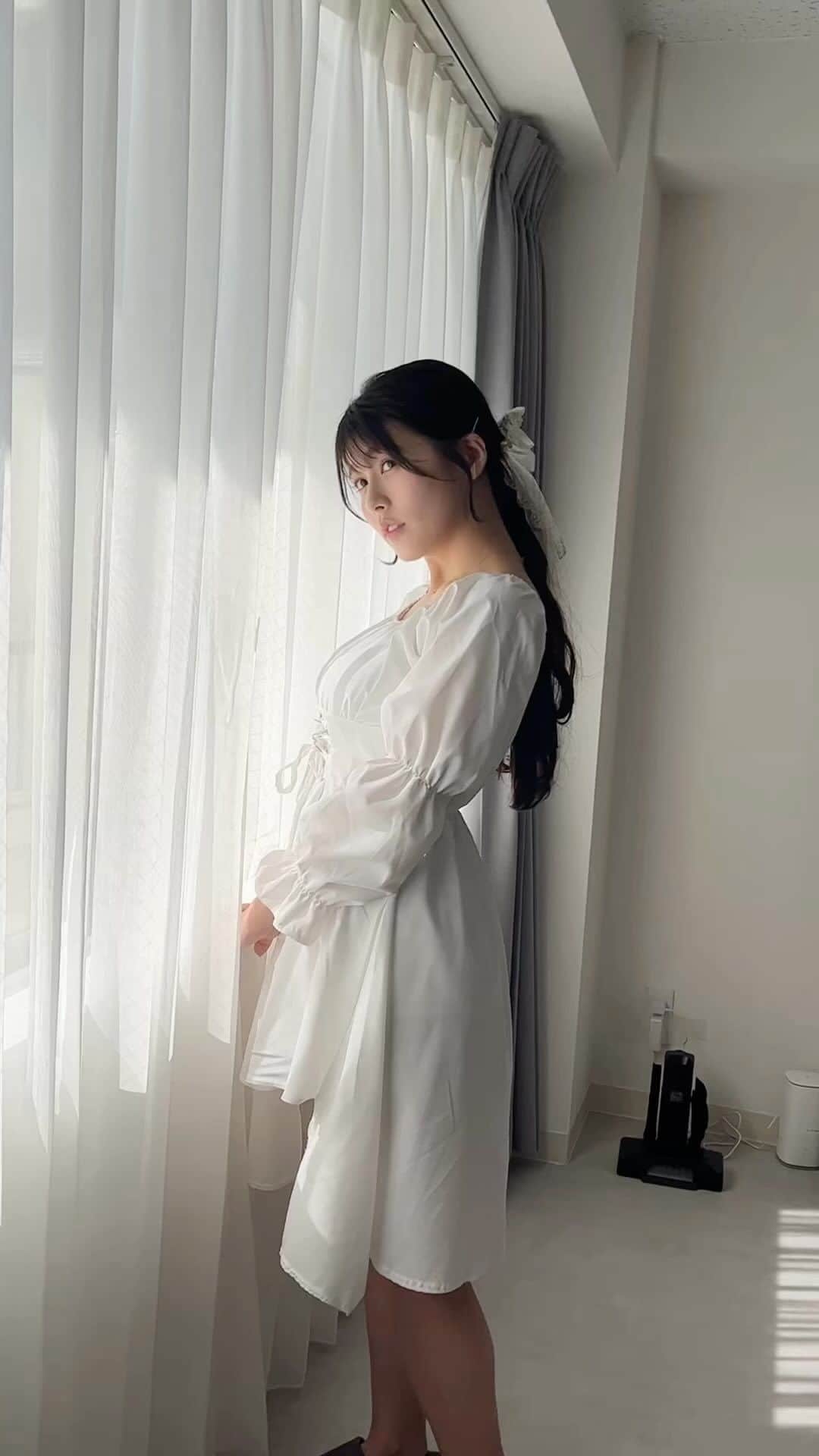 ちとせよしののインスタグラム：「アイドルWebマガジン、ガラスガールさんに取材して頂いた時の♡ 記事お楽しみに☺️🩷メンバー4人ショットもあるよ☺︎︎  #ちとせよしの #portrait #アイドル #あまいものつめあわせ #ホワイトコーデ」
