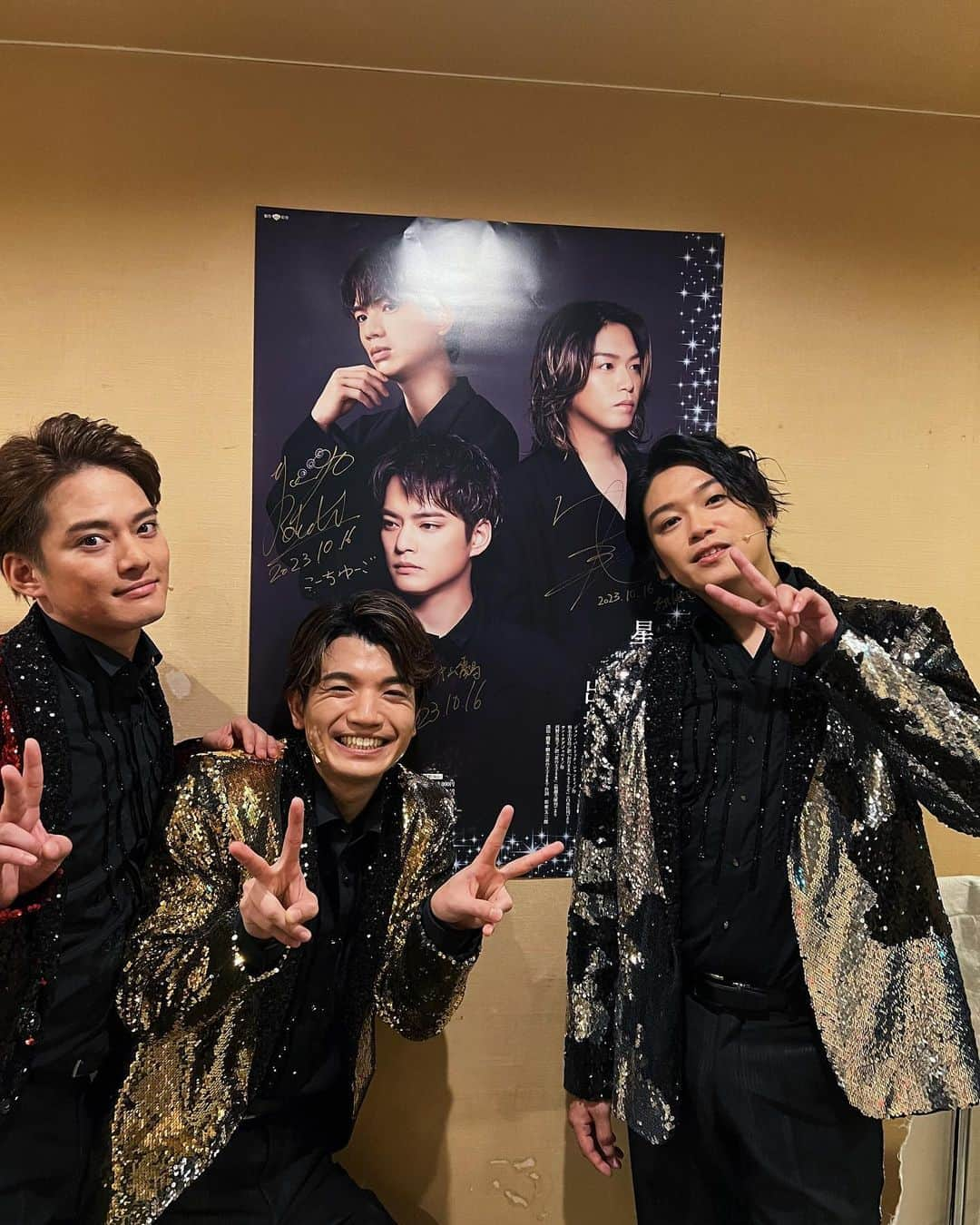 Hey! Say! JUMPさんのインスタグラム写真 - (Hey! Say! JUMPInstagram)「⁡ ⁡ 疲れたーーー！ でもみんなのおかげで楽しく終われました！ よし、星降る夜に出掛けよう♪ ⁡ そして、大千穐楽にこの方が来てくれました！ ⁡ ⁡ #星降る夜に出掛けよう #坂東玉三郎 #大阪松竹座 #HeySɑyJUMP #JUMPのいんすた #髙木雄也 #中山優馬 #髙地優吾 #薮宏太 ⁡ ⁡」10月28日 17時54分 - heysayjump_official