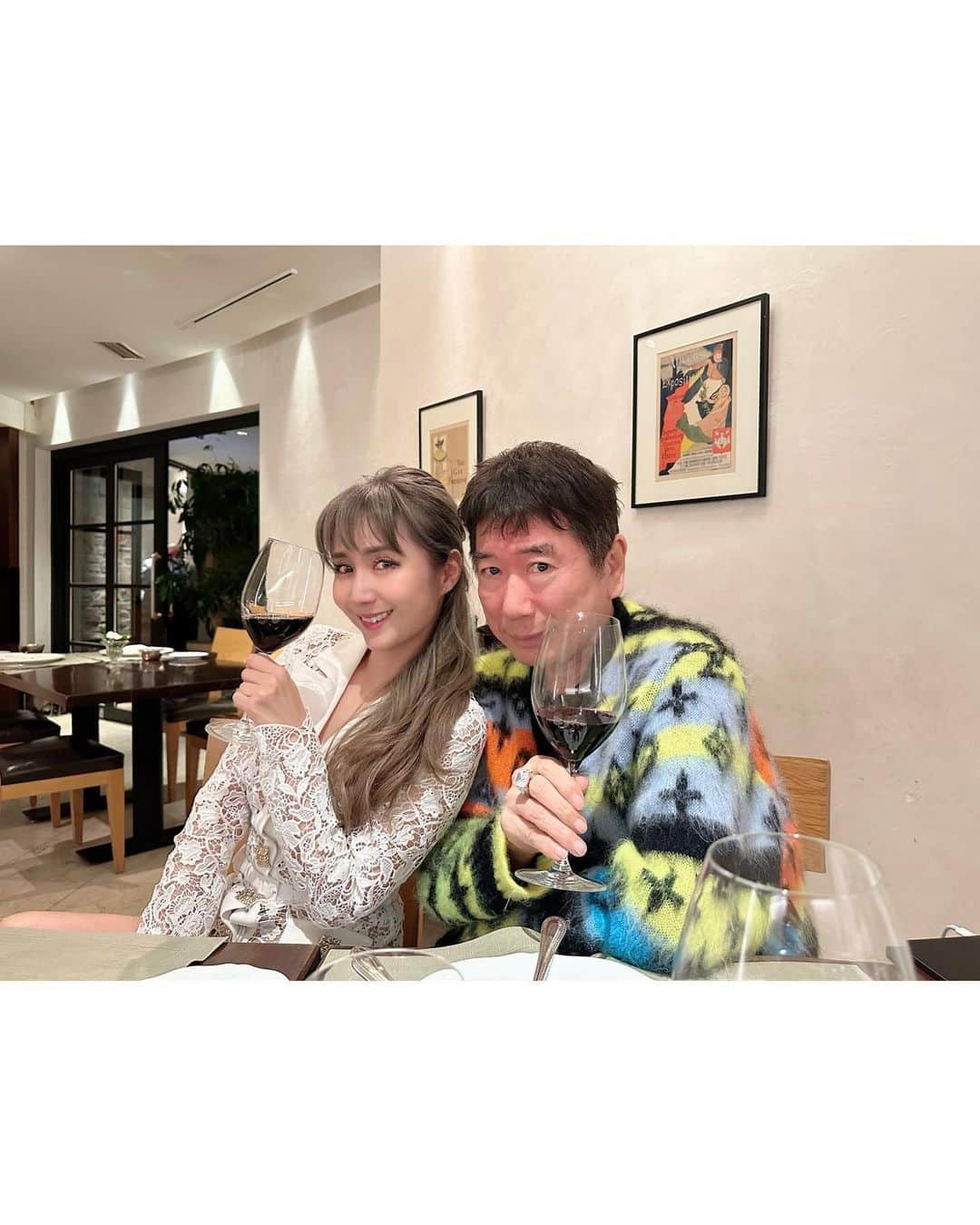 神田うのさんのインスタグラム写真 - (神田うのInstagram)「久々の突然のお電話から『うのディナーしよ〜』と言ってくれていた薫ちゃん💕とようやくディナー出来て嬉しかったなぁ🤣🥂  バレエや音楽、本物の芸術が好きな薫ちゃん💕  今回本物の音楽家🎵サラオレインちゃん💕をご紹介する事が出来ました🥰  お互いにとってとても良いご縁になった事、大変嬉しい限りでした☺️ UNOは人と人を繋げる事が好き❤️ 幸せが繋がっていくって素敵な事だし本当に幸せな事🥰  お誕生日だったサラちゃん💕のお誕生日もお祝い出来たし楽しく素敵なお時間でした☺️ 薫ちゃん💕ご馳走様でございました😋🍷 マサ君💕もありがとう😊  私はサラちゃん💕の高音から低音までホント彼女の声が好きなんです😍 本当に素晴らしいアーティストなので是非もっと沢山の方々💕に聴いて頂きたいと思っています❣️ @sarahalainn   それから今夜18:00〜 フジテレビ『MUSIC FAIR』にサラちゃん💕ご出演しますよ😘📺🎤  私は娘と観まーす🤣💕 見逃してしまった方は是非TVerで😘  #楽しいディナー#中島薫 さん#kaorunakajima#amway#サラオレイン さん#sarahalainn#ボーカリスト#声が好き#高音から低音まで#歌声が好き#shecanplay#any# #instruments#神田うの#unokanda」10月28日 17時55分 - unokandaofficial