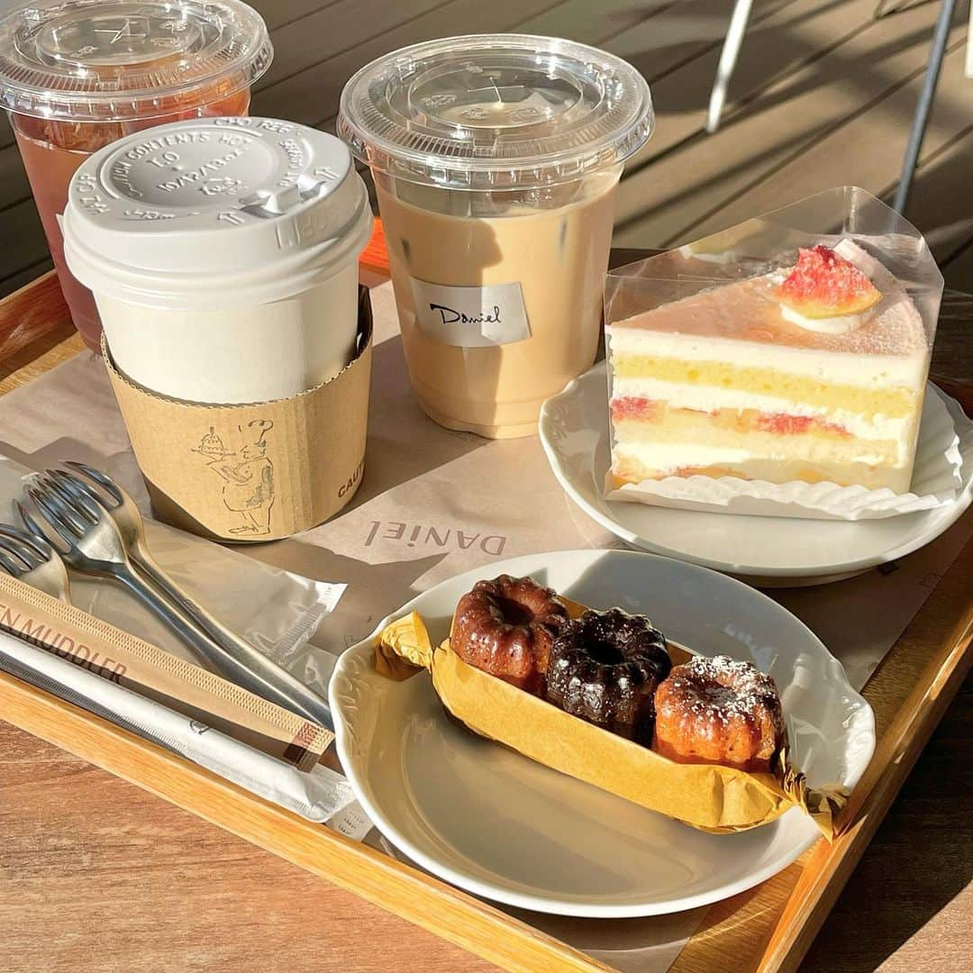 KANAKAのインスタグラム：「いちじくショートケーキと安定のカヌレ美味しかった♡  ワンピースは @callautia_official 🕯️  お袖のチュールがお上品😌 ウエストにタックが入ってるのもスタイルアップして◎  芦屋駅の素敵なお花屋さんでゲットした🌹  #callautia #カラウティア #junoah #ジュノア #ワンピース #daniel #ダニエル #カヌレ #ダニエルカヌレ #バラ #ブーケ #花のある暮らし #兵庫カフェ #芦屋 #芦屋カフェ #関西カフェ #テラスカフェ #canikafe #canikafe_hyogo #タイアップ」