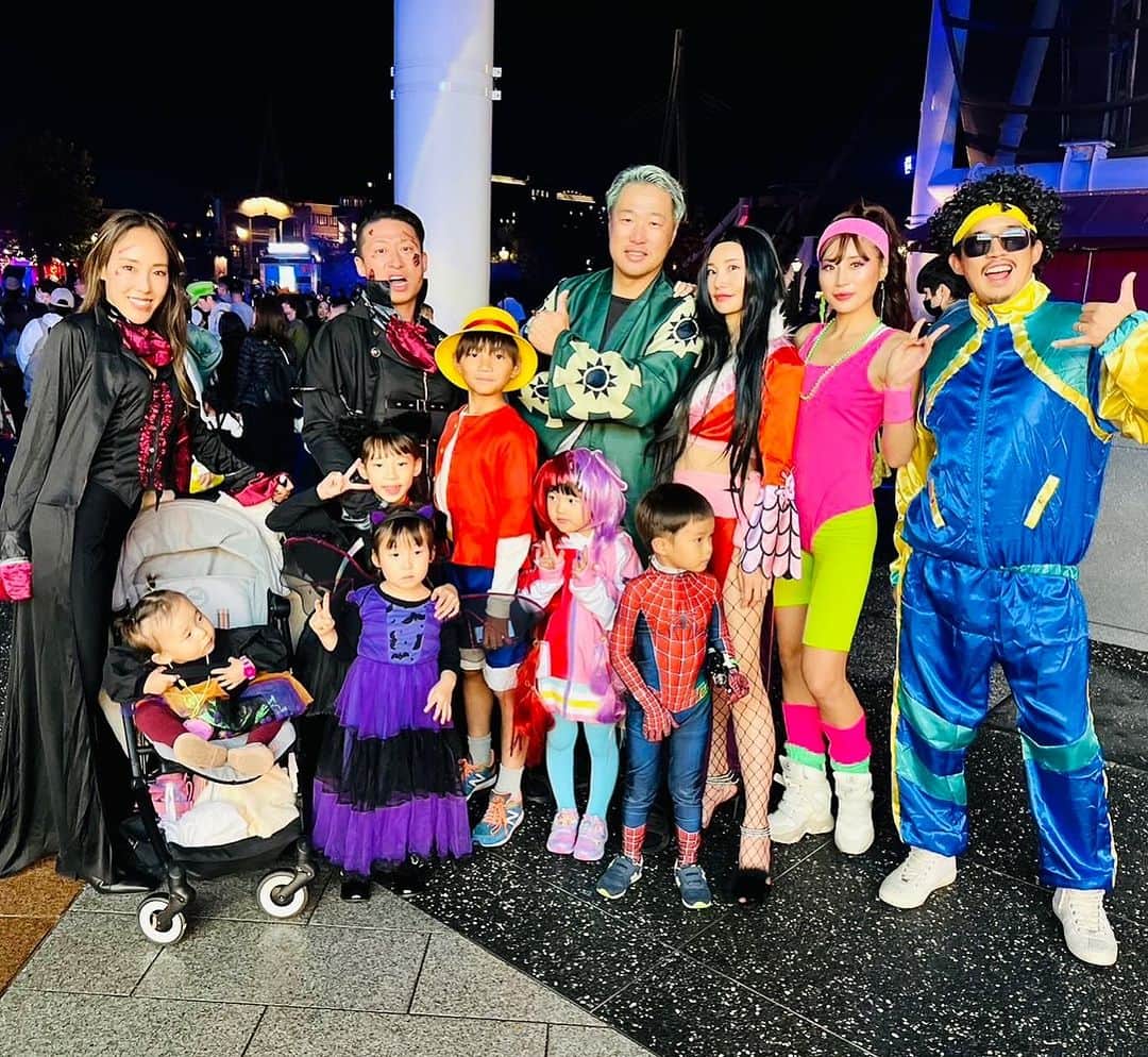 関本賢太郎のインスタグラム：「「癖が強すぎる嫁を持つ会」  今回はハロウィン🎃バージョン㊗️ 仮装してユニバに行こうという企画に反対者ゼロ😂 ノリが良すぎる会👏  全力で仕事をし全力で遊ぶ❗️これめっちゃ大事😂 色んな背中を子供に見せる😄  #ハロウィン #ユニバーサルスタジオジャパン」