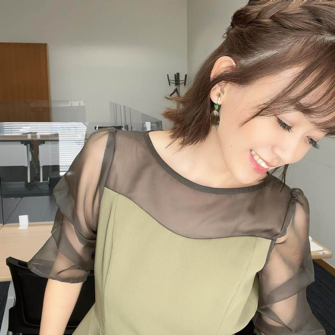 岡部玲子さんのインスタグラム写真 - (岡部玲子Instagram)「本日の衣装とヘアアレンジ✨  カーキのドレス👗✨ アシンメトリーなペプラムワンピース…好き🥹  イヤリングも グリーンで合わせて頂きました💚  髪の毛はサイドを緩く編んで頂いて ハーフアップな感じに✨  今日も私を作り上げてくださった皆様に感謝です🙏✨  競馬場も ハロウィンの🎃雰囲気が楽しめるそうですが 本日のグリーンチャンネルのスタジオにも ちょっこり魔女🧙‍♀️？馬女？さんが 座っておりました🥹❤️  癒し🫶❤️  馬券は 東京7レースの３連単3頭ボックスが ハマりまして😳  その後全く当たりませんでしたが  #大幅プラス  で終われました✌️  明日頑張らないと すぐに消えてしまいそうな雰囲気なので😂 頑張ります💪  明日の天皇賞秋dayは 皆様も素敵な1日にしてください☺️  #岡部玲子 #タレント　#レポーター　#競馬　#競馬キャスター　#グリーンチャンネル　#競馬中継　#生放送　#衣装　#ヘアアレンジ　#アクセサリー　#tvshow #hairarrange #accessories #🏇」10月28日 17時58分 - reiko_okabe