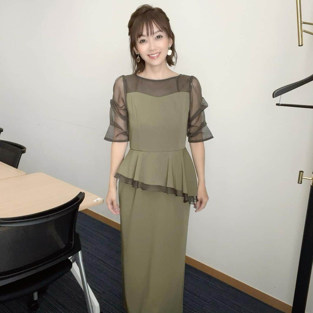 岡部玲子さんのインスタグラム写真 - (岡部玲子Instagram)「本日の衣装とヘアアレンジ✨  カーキのドレス👗✨ アシンメトリーなペプラムワンピース…好き🥹  イヤリングも グリーンで合わせて頂きました💚  髪の毛はサイドを緩く編んで頂いて ハーフアップな感じに✨  今日も私を作り上げてくださった皆様に感謝です🙏✨  競馬場も ハロウィンの🎃雰囲気が楽しめるそうですが 本日のグリーンチャンネルのスタジオにも ちょっこり魔女🧙‍♀️？馬女？さんが 座っておりました🥹❤️  癒し🫶❤️  馬券は 東京7レースの３連単3頭ボックスが ハマりまして😳  その後全く当たりませんでしたが  #大幅プラス  で終われました✌️  明日頑張らないと すぐに消えてしまいそうな雰囲気なので😂 頑張ります💪  明日の天皇賞秋dayは 皆様も素敵な1日にしてください☺️  #岡部玲子 #タレント　#レポーター　#競馬　#競馬キャスター　#グリーンチャンネル　#競馬中継　#生放送　#衣装　#ヘアアレンジ　#アクセサリー　#tvshow #hairarrange #accessories #🏇」10月28日 17時58分 - reiko_okabe