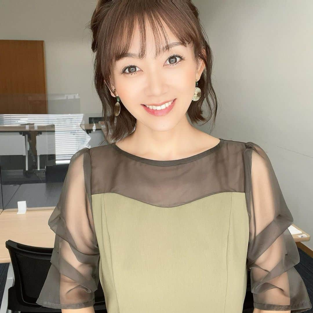 岡部玲子さんのインスタグラム写真 - (岡部玲子Instagram)「本日の衣装とヘアアレンジ✨  カーキのドレス👗✨ アシンメトリーなペプラムワンピース…好き🥹  イヤリングも グリーンで合わせて頂きました💚  髪の毛はサイドを緩く編んで頂いて ハーフアップな感じに✨  今日も私を作り上げてくださった皆様に感謝です🙏✨  競馬場も ハロウィンの🎃雰囲気が楽しめるそうですが 本日のグリーンチャンネルのスタジオにも ちょっこり魔女🧙‍♀️？馬女？さんが 座っておりました🥹❤️  癒し🫶❤️  馬券は 東京7レースの３連単3頭ボックスが ハマりまして😳  その後全く当たりませんでしたが  #大幅プラス  で終われました✌️  明日頑張らないと すぐに消えてしまいそうな雰囲気なので😂 頑張ります💪  明日の天皇賞秋dayは 皆様も素敵な1日にしてください☺️  #岡部玲子 #タレント　#レポーター　#競馬　#競馬キャスター　#グリーンチャンネル　#競馬中継　#生放送　#衣装　#ヘアアレンジ　#アクセサリー　#tvshow #hairarrange #accessories #🏇」10月28日 17時58分 - reiko_okabe