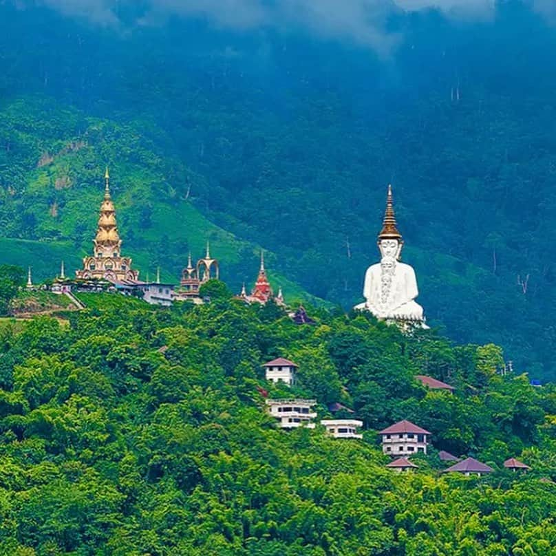 タイ国政府観光庁さんのインスタグラム写真 - (タイ国政府観光庁Instagram)「. ༉‧₊˚ 🇹🇭わざわざ行きタイ旅！ ⠀ ⋯⋯⋯⋯⋯⋯⋯⋯⋯⋯⋯⋯✈  毎週土曜日は、まだあまり知られていないタイの観光スポットをご紹介♪   青い空に映える！「ワット・プラタート・パーソーンケーオ」へ✨  仏像が綺麗に並んだ姿が印象深いこちらの寺院🙏 トラベルカルチャー誌『TRANSIT』の表紙で見た❗️という方も、多いのではないでしょうか？👀   “タイのスイス”と称される、自然豊かなペッチャブーンは、「タイ12の秘宝」と呼ばれる隠れた名所として選ばれた地方都市のひとつ。そして、県内でも人気を誇るのが、このワット・プラタート・パーソーンケーオです💁‍♀️  瞑想に訪れる人々のため、アムナート・オーパーソー師によって建てられたこの寺院は、高い山々に囲まれた場所にあります⛰ 特に11〜4月のベストシーズンは、晴れ間が多いことから、１年のなかでも見事な景観が楽しめる時期です☺️  巨大な仏塔の壁や廊下の装飾は、宝石や、粉々に砕いた貴重な陶器が使われていて、煌びやか✨   ペッチャブーン市街からは、車で約1時間でアクセスできます🚗 静謐な空気のなか佇む美しい寺院へ、ぜひ参拝に行きましょう👏  ☆「行ってみたい！」：いいね❤をタップ ★「参考になった！」：保存ボタン🔖をタップ  #タイ #ペッチャブーン #ワットプラタートパーソーンケーオ #タイ寺院 #お寺巡り #仏像 #仏塔 #タイのスイス #秘境 #今こそタイへ #こんなタイ知らなかった #もっと知りタイ #はじめてのタイ #タイ旅行 #ペッチャブーン旅行 #旅好きな人と繋がりたい #thailand #phetchabun #phetchabuntrip #watprathatphasornkaew #temple #buddhastatue #pagoda #thainess #amazingthailand #thailandtravel #thailandtrip #thaistagram #lovethailand #amazingnewchapters」10月28日 17時59分 - amazingthailandjp