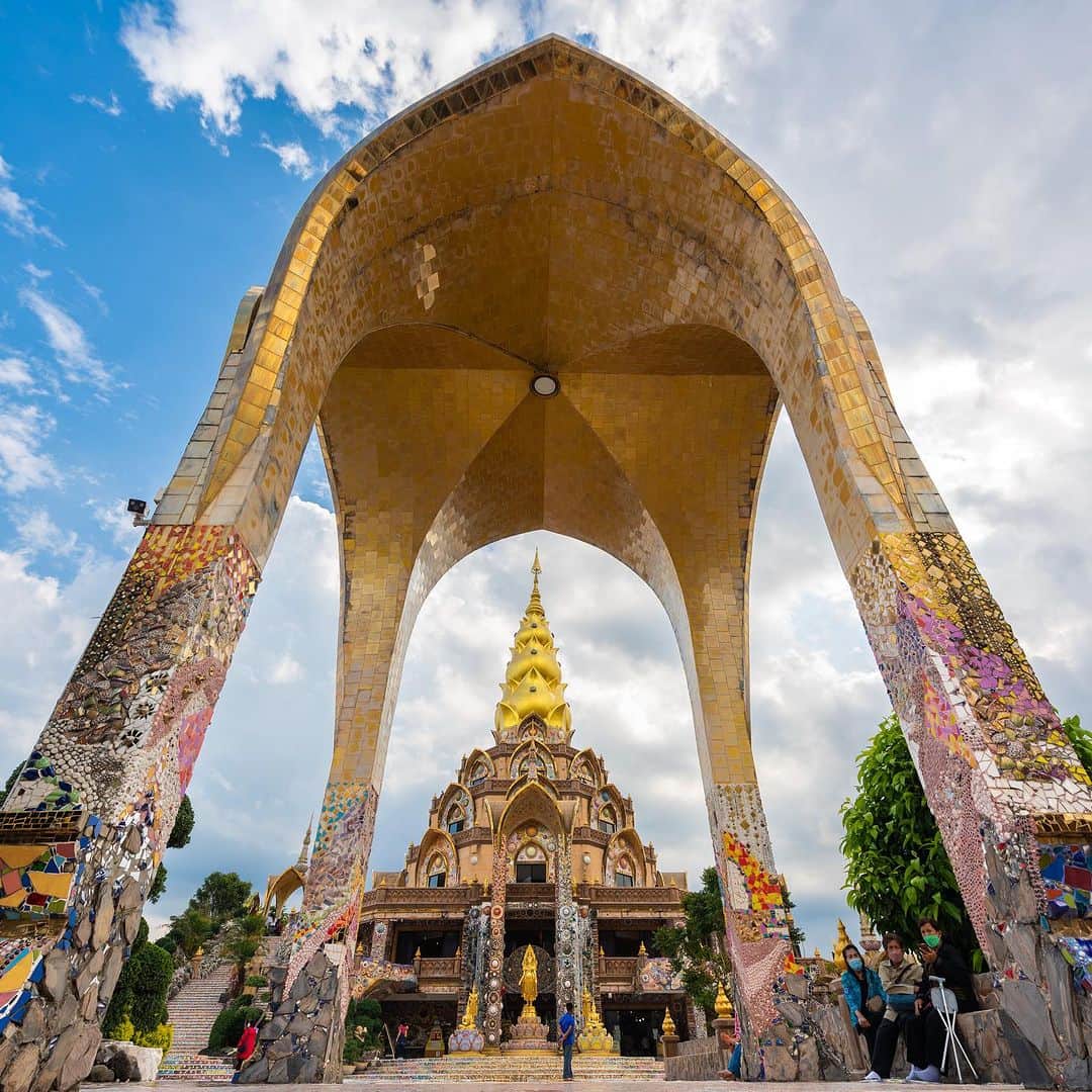 タイ国政府観光庁さんのインスタグラム写真 - (タイ国政府観光庁Instagram)「. ༉‧₊˚ 🇹🇭わざわざ行きタイ旅！ ⠀ ⋯⋯⋯⋯⋯⋯⋯⋯⋯⋯⋯⋯✈  毎週土曜日は、まだあまり知られていないタイの観光スポットをご紹介♪   青い空に映える！「ワット・プラタート・パーソーンケーオ」へ✨  仏像が綺麗に並んだ姿が印象深いこちらの寺院🙏 トラベルカルチャー誌『TRANSIT』の表紙で見た❗️という方も、多いのではないでしょうか？👀   “タイのスイス”と称される、自然豊かなペッチャブーンは、「タイ12の秘宝」と呼ばれる隠れた名所として選ばれた地方都市のひとつ。そして、県内でも人気を誇るのが、このワット・プラタート・パーソーンケーオです💁‍♀️  瞑想に訪れる人々のため、アムナート・オーパーソー師によって建てられたこの寺院は、高い山々に囲まれた場所にあります⛰ 特に11〜4月のベストシーズンは、晴れ間が多いことから、１年のなかでも見事な景観が楽しめる時期です☺️  巨大な仏塔の壁や廊下の装飾は、宝石や、粉々に砕いた貴重な陶器が使われていて、煌びやか✨   ペッチャブーン市街からは、車で約1時間でアクセスできます🚗 静謐な空気のなか佇む美しい寺院へ、ぜひ参拝に行きましょう👏  ☆「行ってみたい！」：いいね❤をタップ ★「参考になった！」：保存ボタン🔖をタップ  #タイ #ペッチャブーン #ワットプラタートパーソーンケーオ #タイ寺院 #お寺巡り #仏像 #仏塔 #タイのスイス #秘境 #今こそタイへ #こんなタイ知らなかった #もっと知りタイ #はじめてのタイ #タイ旅行 #ペッチャブーン旅行 #旅好きな人と繋がりたい #thailand #phetchabun #phetchabuntrip #watprathatphasornkaew #temple #buddhastatue #pagoda #thainess #amazingthailand #thailandtravel #thailandtrip #thaistagram #lovethailand #amazingnewchapters」10月28日 17時59分 - amazingthailandjp