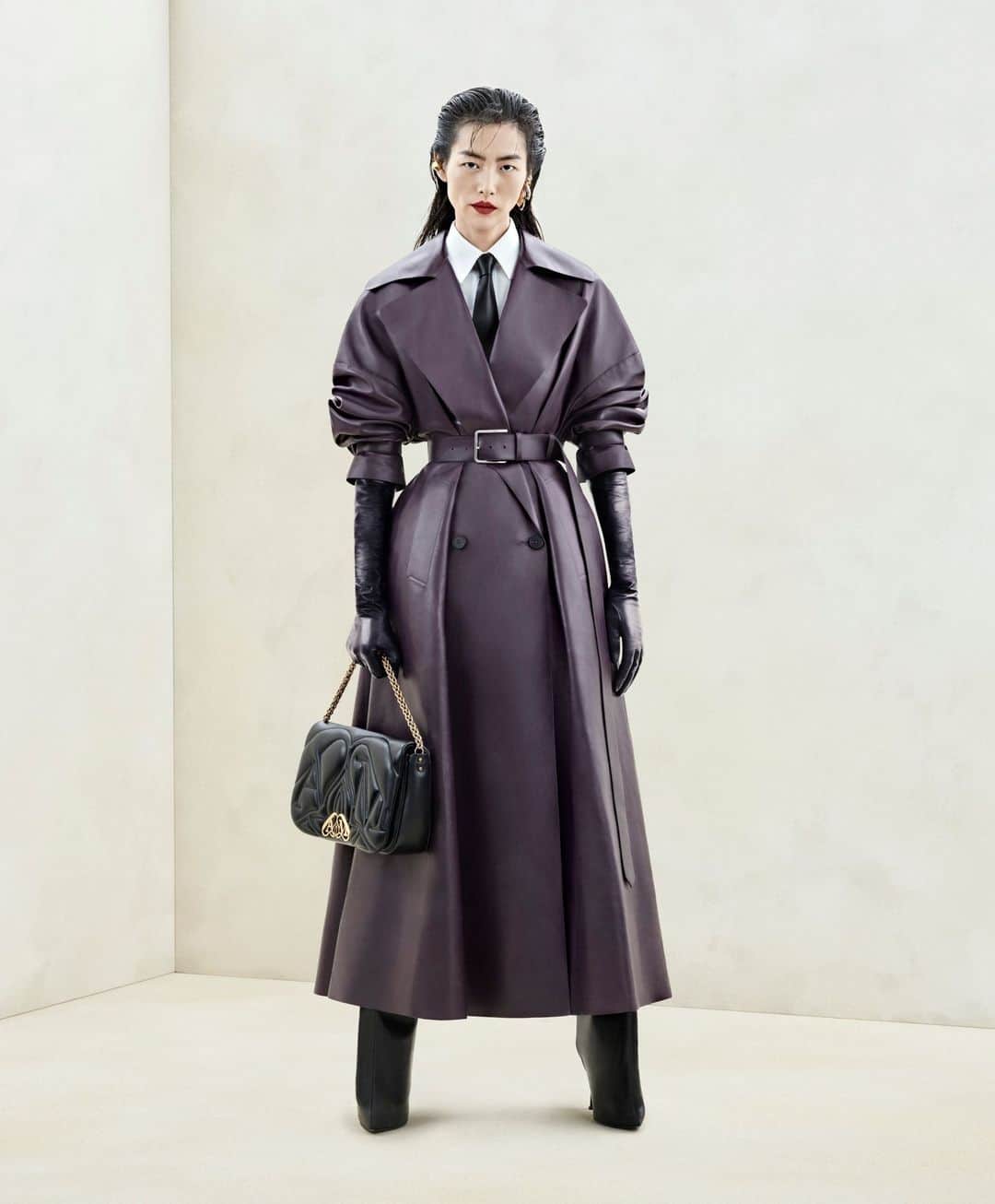アレキサンダー・マックイーンのインスタグラム：「A trench coat and elbow-length gloves in nightshade with a white cotton poplin shirt dress worn with a black tie, and the #McQueenSeal bag.⁣ ⁣ Discover the #McQueenAW23 collection via the link in bio.⁣ ⁣ Photographed by @Jet.Swan」