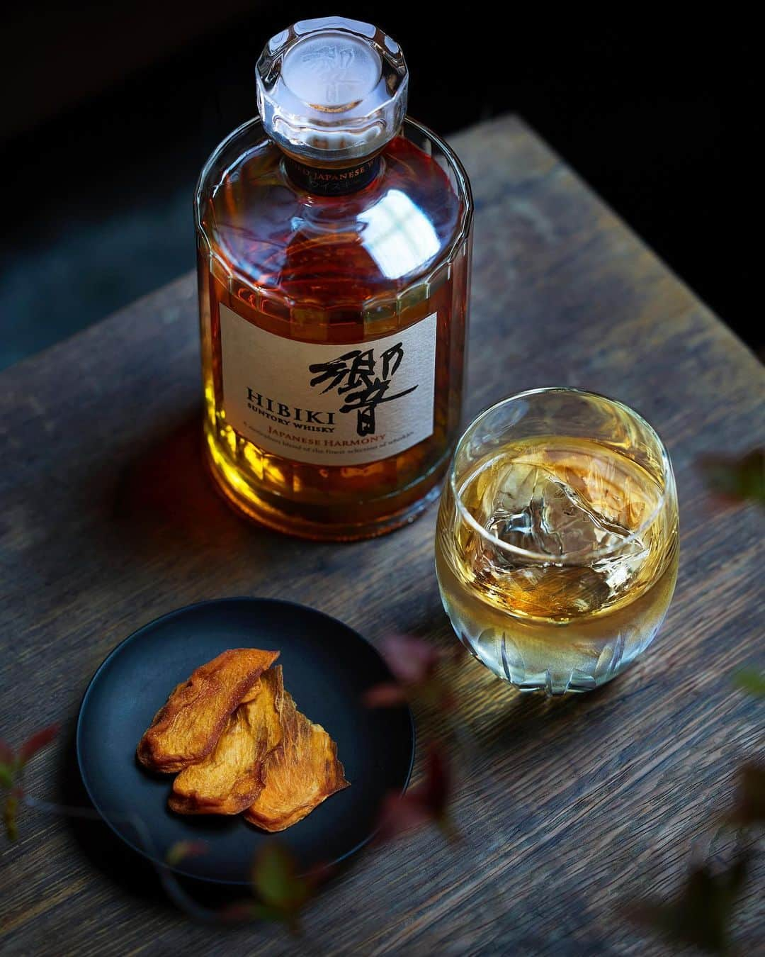 響 | SUNTORY WHISKY HIBIKIのインスタグラム：「. HIBIKI TIME ~二十四節気・霜降~  時を経て深まる香味に向き合う時間。 A solitary moment of indulgence with a flavor that has deepened with the passage of time.  #hibiki #響 #hibiki_time #二十四節気 #24seasons #霜降 #soko #withnature #autumn #ウイスキーフロート #whiskyfloat #柿 #ドライフルーツ#kakifruit #driedfruit」