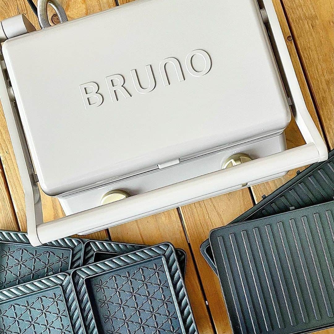 BRUNOさんのインスタグラム写真 - (BRUNOInstagram)「＼ アレンジ自由自在！ホットサンド☻ ／  一度食べたらハマっちゃうという声も多い、ホットサンド！ キャンプでつくる方も多いと思いますが、ご自宅でもお好きな具材を挟んでつくれますよ◎  本日は、@se_ra1031 さんの ピザまんホットサンドをご紹介！ いつものピザまんが、カリっとしておいしい！ また違った味わいになりますよ✨ 素敵な投稿ありがとうございます！  --- 👨🏻👦🏻👶🏻👩🏻4人で好きなものを 挟んで作ってみました〜  おうち時間をもっと楽しく👍🏻✨ 次回はグリルプレートで お肉焼いてみますっ😋✨ --- みなさまぜひお試しください！  #BRUNO #ブルーノ #BRUNOがある暮らし #おうちでBRUNO #暮らし #暮らしを楽しむ #日々の暮らし #こどものいる暮らし #おうち時間 #おうちじかん #食卓 #ホームパーティー #BRUNOグリルサンドメーカー #ブルーノグリルサンドメーカー #グリルサンドメーカー #ホットサンド #グリルサンド #キッチン家電  #おうちカフェ  #おうちごはん #ホットサンドレシピ #ホットサンドメーカーレシピ #ブランチ #おうちごはんlover  #ホットサンド #ホットサンド部 #ピザまん #チーズサンド #パン部 #パン好きな人と繋がりたい」10月28日 18時00分 - bruno_enjoy