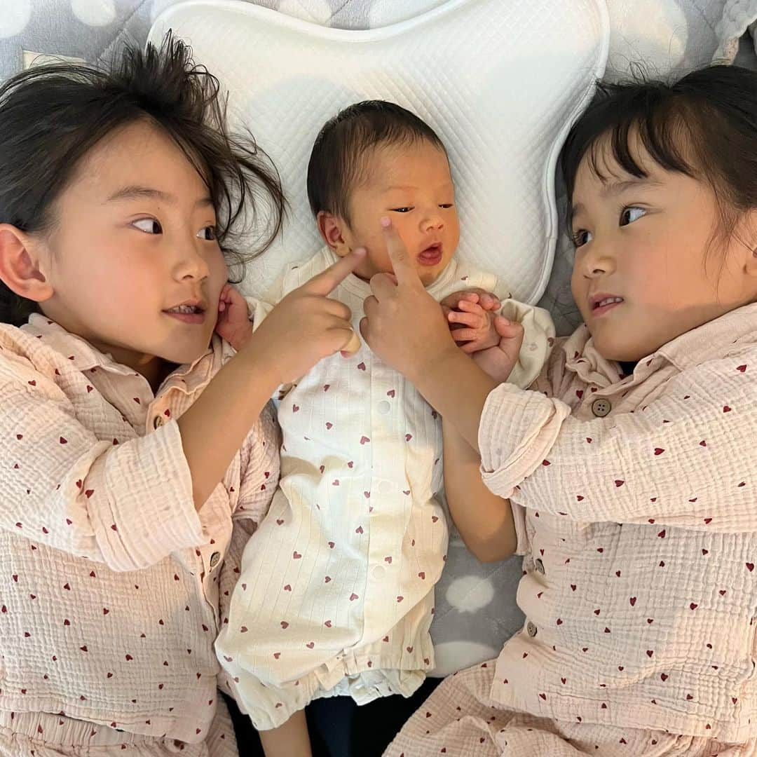 みおなぎさんのインスタグラム写真 - (みおなぎInstagram)「︴new born 👶🏻🤍 ︴ ㅤㅤㅤㅤㅤㅤㅤㅤㅤㅤㅤㅤㅤ ㅤㅤㅤㅤㅤㅤㅤㅤㅤㅤㅤㅤㅤ 10月15日にみおなぎ家の 第三子となる元気な女の子が誕生しました🐣♡ ㅤㅤㅤㅤㅤㅤㅤㅤㅤㅤㅤㅤㅤ 2350グラムと少し小さめでしたが 生まれた時元気な産声をあげてくれました👶🏻💕 みなさん沢山のお祝いメッセージ 本当にありがとうございます✨ ㅤㅤㅤㅤㅤㅤㅤㅤㅤㅤㅤㅤ みおかもなぎも「かわいすぎる〜♡」と 赤ちゃんにデレデレの毎日を過ごしています🥹❤️笑 ㅤㅤㅤㅤㅤㅤㅤㅤㅤㅤㅤㅤㅤ ５人家族になったみおなぎ家も 温かく見守っていただけると嬉しいです☺️ ㅤㅤㅤㅤㅤㅤㅤㅤㅤㅤㅤㅤㅤ ㅤㅤㅤㅤㅤㅤㅤㅤㅤㅤ ーーー ㅤㅤㅤㅤㅤㅤㅤㅤㅤㅤㅤㅤㅤ YouTubeに出産と姉妹初対面の様子を投稿しています🌼 ぜひご覧ください🥰 ㅤㅤㅤㅤㅤㅤㅤㅤㅤㅤㅤㅤㅤ 赤ちゃんの名前については また後日発表させていただきます😌💐ㅤㅤ ㅤㅤㅤㅤㅤㅤㅤㅤㅤㅤㅤㅤㅤ気長にお待ちいただけると嬉しいです𓈒𓏸 ㅤㅤㅤㅤㅤㅤㅤㅤㅤㅤㅤㅤㅤ ーーー ㅤㅤㅤㅤㅤㅤㅤㅤㅤㅤㅤㅤㅤ #出産報告 #みおなぎ #みおなぎのいる暮らし #赤ちゃん #newborn」10月28日 18時00分 - __mionagihan__