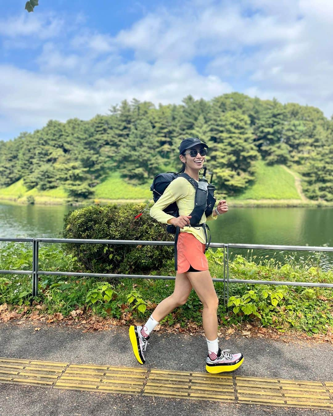 矢原里夏さんのインスタグラム写真 - (矢原里夏Instagram)「Run【30km 】for Egypt desert marathon 120km. 本番まであと3週間。リュックに寝袋やら食料やら4.4kgほど軽く入れてみて30km走。 今日は順調に走れたけど、本番はこの倍以上の重さ背負って120km走ると思うとひぃ〜ってなる(苦笑)  そして、ただいまクラウドファンディングに向けて準備中。ストーリーズでどんなリターンが喜んでもらえるか聞いていた意見も取り入れつつやっていきたいなと。まだまだアイディア募集中です☺︎  #ヤハラサハラ4 11/19〜エジプト砂漠マラソン120kmに挑戦🇪🇬  #マラソン #ウルトラマラソン #トレラン #砂漠マラソン #run #RUNNING #hmds #marathon」10月28日 18時00分 - rika_yahara