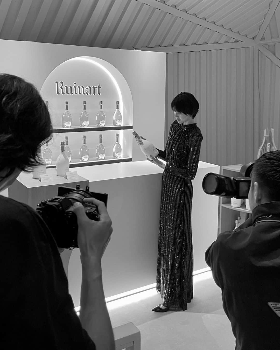 新井貴子さんのインスタグラム写真 - (新井貴子Instagram)「RUINART MAISON 1729🌕  1729年創設、世界最古のシャンパーニュメゾン"Ruinart"のポップアップイベントにお邪魔してきました。  時間をかけて作られる味、香り、そしてルイナールの歴史とノウハウを継承していくという奥深さ。 コラボレーションしているアーティストのエヴァ・ジョスパンの力強い作品も実際に見ることができる素敵な空間です。  本日10/28〜11/5 の開催中に是非体験してみてください✨  @ruinart #ruinart #ルイナール  #carteblanche2023 #evajospin #アートウィーク東京 #PR #DrinkResponsibly  Hair @jg510_jungotohair  Make-up @kie_0  Styling @masakoogura」10月28日 18時00分 - kikoarai