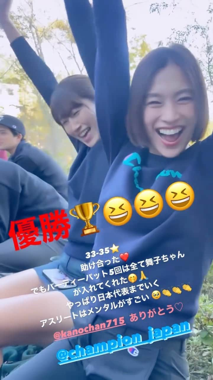 紺野ゆりのインスタグラム：「champion golf コンペ⛳️  同組の　@zoe1201zoe くんが沢山撮ってくれてたから載せちゃう😆  コンペは、舞子ちゃんとのペア戦でベストボール形式★  プレッシャーに弱い私は、 ゆり☞舞子ちゃんの順にさせてもらい😹、 そしたらなんと、 35-33の1ボギー5バーディー68‼️という好成績で、 優勝🏆することができました😆🩷  動画見てもらってわかる通り、決め切る舞子ちゃんのおかげですが🤫✨ でも私も、舞子ちゃんが次にいるという安心感で、ドライバーやセカンドは伸び伸び打てて良い感じで噛み合った気もします🥳🥳  いや〜日本を代表するアスリートは、やっぱりすごい🔥 ずーっとポジティブだしここぞというプレッシャーもむしろ楽しんでるしメンタルが基本ぶれない👏👏 ショットも本当かっこよくって惚れ惚れしたぁ🥰  元バレー部の私にとっては幸せな一日でした🤤❤  舞子ちゃんありがとうーーー😆😆😆  #yurigolf🦋  #golf#チャンピオンゴルフ #ゴルフコンペ」