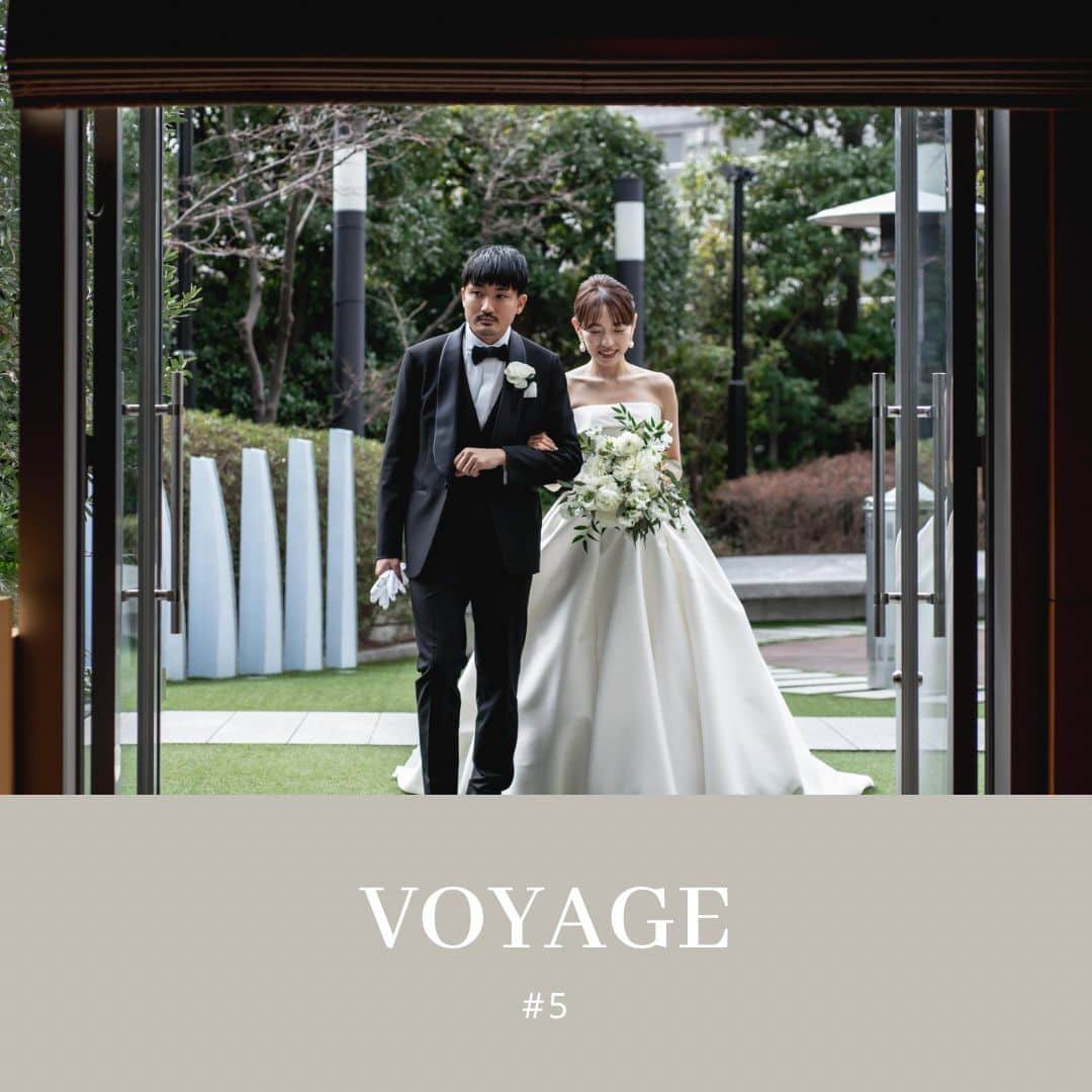 シャングリ・ラ ホテル 東京 ヘブンリーウエディングのインスタグラム：「@grandhyatttokyo_wedding VOYAGE 5 ——————————————— チャペルガーデンからの入場は おふたりを爽やかに演出します ——————————————— VENUE: THYME  📸 @tokyo_laviephotography @yuki_photography 💐@uiflorist @natsumi_sasaki_ui 💄@sashu.armonia 👗@lesnocesweddingdress  #グランドハイアット東京 #グランドハイアット東京ウェディング #グラハイ花嫁 #grandhyatttokyowedding」
