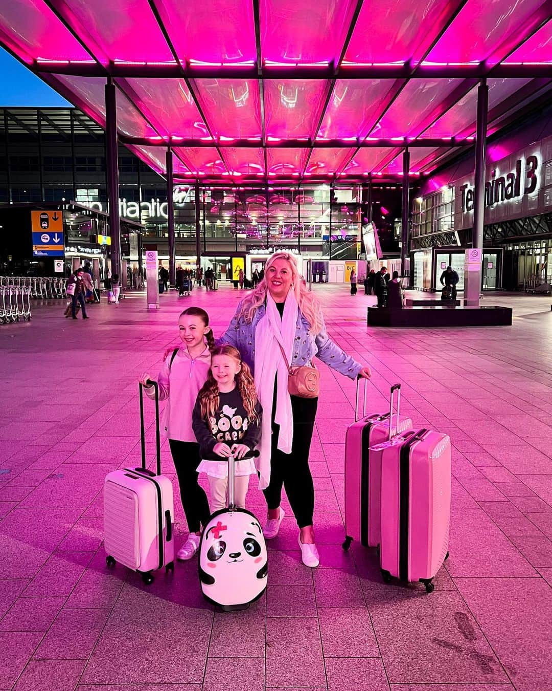 ルイーズ・ペントランドさんのインスタグラム写真 - (ルイーズ・ペントランドInstagram)「Obligatory cases at the airport shot ☺️💕✈️. We are off to see the Big Mouse and we can’t wait!  I’m aiming to post a few vids on TT, a few stories here and there but that’s probably about it. Insta Subscribers (✨Glitter Gang✨) will of course have their daily updates 💕  I’m not going to @youtube vlog this trip (unless maybe shorts). I haven’t even taken my camera which feels so weird!!  For total clarity, none of this trip is an ad or gifted. I’d bleddy love it if it was - Disney, call me boo 😄📞. Anything shared is truly just for the sheer love of it 💕🇺🇸😊  Right, I should stop wifflewaffling. We’ve had a LOVELY morning at the airport, I could stay here hours and not get bored I don’t think!  Whilst I still have a bit of time- what’s *YOUR* airport ‘must do’? ✈️💫  See you soon gang! Love you! Xxxx」10月28日 18時10分 - louisepentland