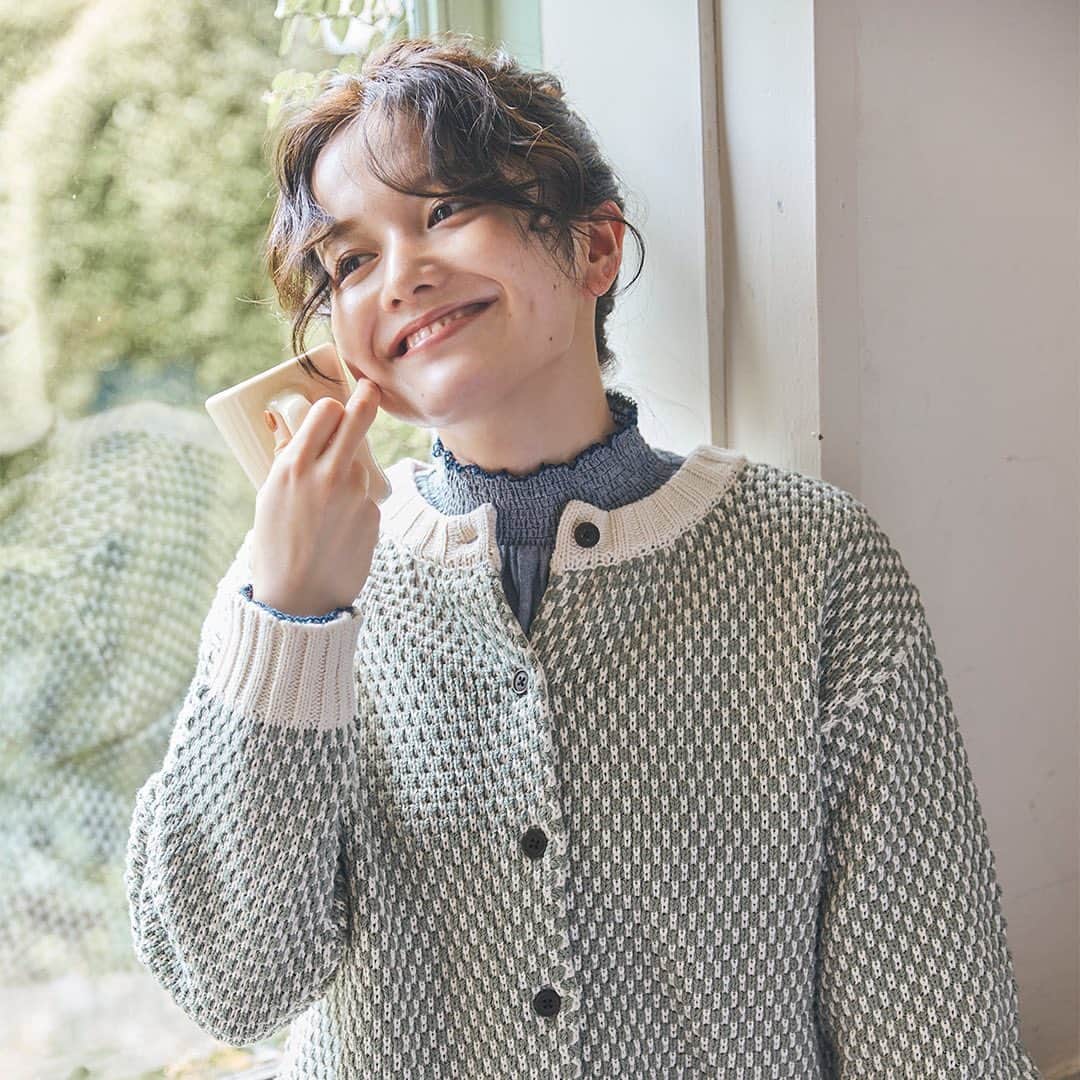 Samansa Mos2のインスタグラム：「＼ Weekly Recommend Item! ／ 今週おすすめのアイテムをPickup!  　 毛玉が出来にくいアンチピリング加工を施したニットが入荷！ 表情があるラーベン編みでぽこぽことした質感がかわいい♪ 無地はアクセントに袖口と裾に配色のラインを入れているのもポイントです。  インナーに人気のシャーリングブラウスや、 静電気が起きにくい帯電防止裏地付きのパンツなど トータルで揃えたいおすすめアイテムが揃っていますのでお見逃しなく！  　 ——————————  　 《入荷済み》  ・【アンチピリング/マシンウォッシャブル】前後2WAYニット No_1610061 ￥3,960(tax incl.) キナリ/ピンク/イエロー/モカ/グリーン/ブラック  ・柄アソート襟シャーリングブラウス No_1712207 ￥3,960(tax incl.) ネイビー/チャコール/キナリ/オフ  ・ツイードライクギャザーテーパードパンツ No_1407128 ￥3,960(tax incl.) チャコール/キナリ/グレー/ベージュ  【お客様へのお願い】 誠に恐れ入りますが入荷予定商品のお電話での事前お取り置き、お取り寄せは致しかねます。 お客様にはご不便をお掛け致しますが何卒ご理解頂きますようお願い申し上げます。  ※入荷日は店舗により異なる場合が御座います。 予めご了承頂きます様お願い申し上げます。  　 ——————————  　  #samansamos2 #サマンサモスモス #sm2 #SM2 #canshopig #tsuharu #TSUHARUbySamansaMos2 #ツハル #ナチュラル #ガーリー #ニットコーデ #マシンウォッシャブル #洗えるニット #アンチピリング」