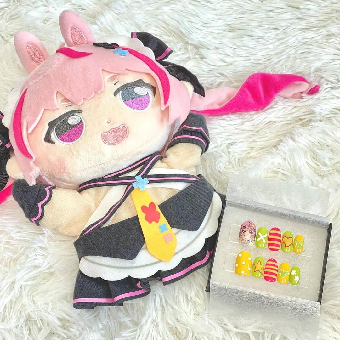 麻倉瑞季のインスタグラム：「なんと！なつめえり先生(@natsume_eri )のデザインを元に、ゆうかちゃん(@yuc__n )に兎鞠まりデザインのネイルチップを作ってもらいました！ ちょーーー可愛いの！凄くない！！！？ 愛用してくっ！🫶🏻🫶🏻」