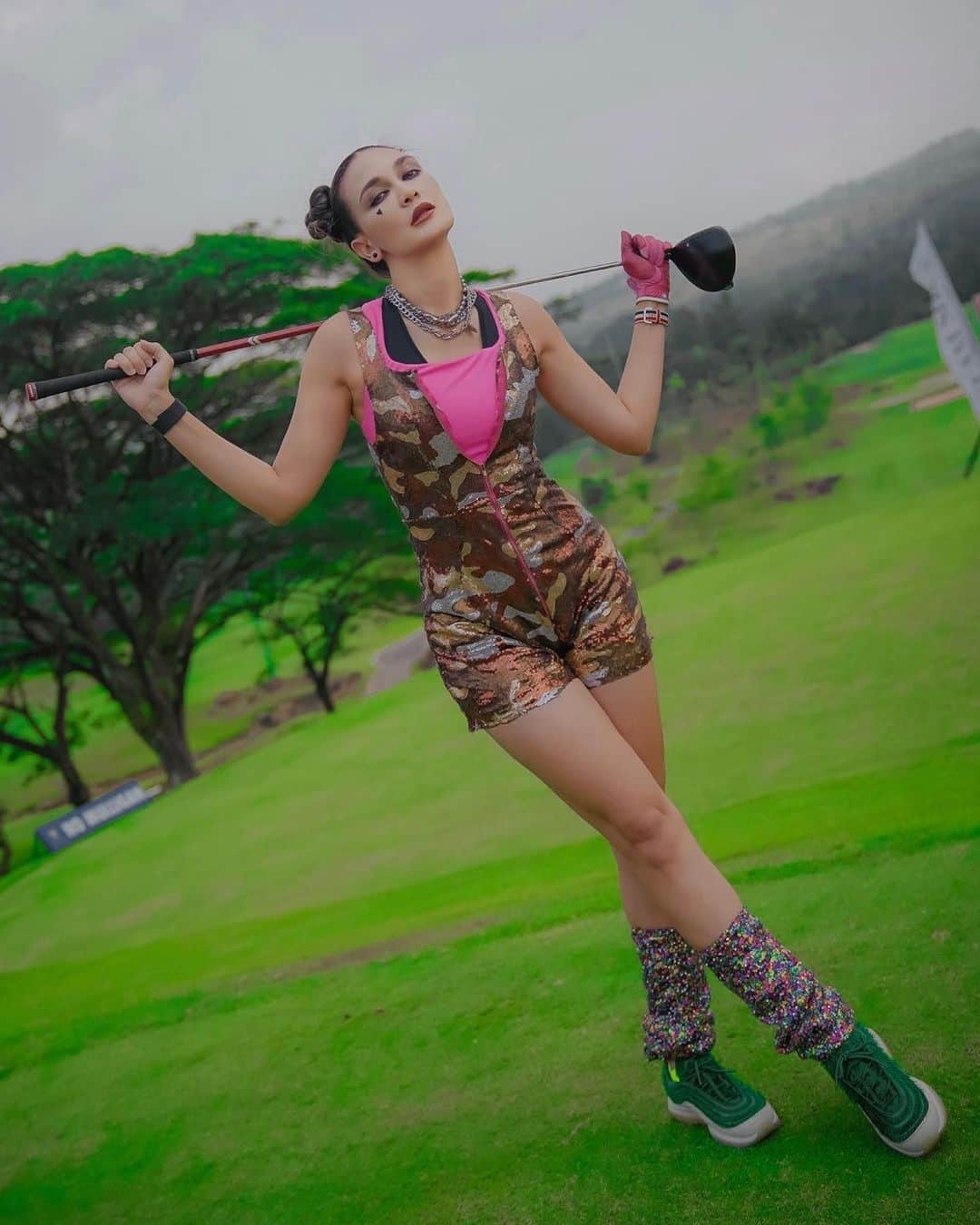 ルナ・マヤのインスタグラム：「Teeing off with the Spirits! Halloween Golf Adventure with @golfperience 🎃⛳️🏌️‍♀️  Outfit: @adit_adcee Accessories: @thaofficial_ Stylist: @_gilygily」