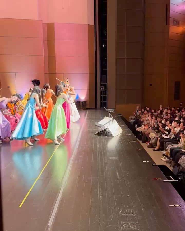 のインスタグラム：「富山オーバードホールありがとうございました😊 最初っから最後まで、笑顔の絶えないノリノリのお客様が多くて、こちらも非常に楽しかったです。  5枚目は、息子が小6で留学する時に買ってあげた、ラルフローレンのセーター。なんとなく捨てられず、着てみたらぴったりだったの図  最後のTシャツは、コンサートで売ってます みっちゃんの作る「ラブラビ❤️」ぬいぐるみは今なかなか手に入らず…みっちゃんがもっと黙ってどんどん作ればいいんだろうけど、ぶつぶつぐずぐずで、本当に少ない個数しかできて来ません 今や、ケリーやバーキンより入手困難です(笑) なので、今回は「ラブラ 作りました。 是非コンサートにいらした際は、ご購入ください！！！  さて、我々は富山から名古屋に向かっております いま、焼肉弁当平らげ、その後マックに寄って、ポテト🍟とアップルパイ🍎を平らげました。」