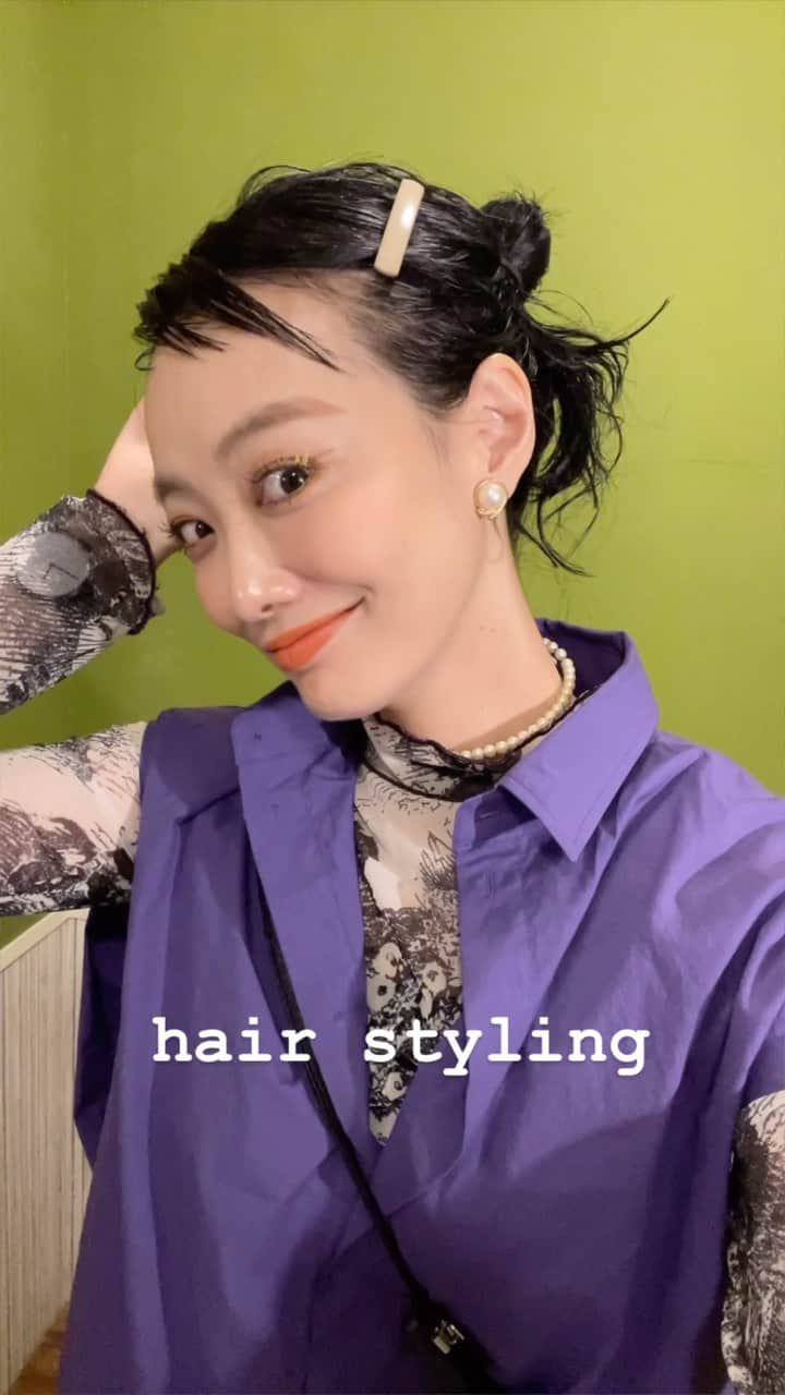 田中真奈美のインスタグラム：「今日のコーデは気づいたら　@seri9_official ばかり💜 いろんな着方が出来るシャツをこんな感じに着てみました🥰 . ヘアーはオダンゴアレンジ🍡💓 こちらスタッフからも好評でした🤭 大人のオダンゴヘアーはドキドキなんですが褒めていただけて安心😮‍💨笑 ありがとうございます🙏🏻💓 . . . #福岡ママ #天神美容室 #大名美容室　　 #福岡美容室 #秋コーデ #ヘア」