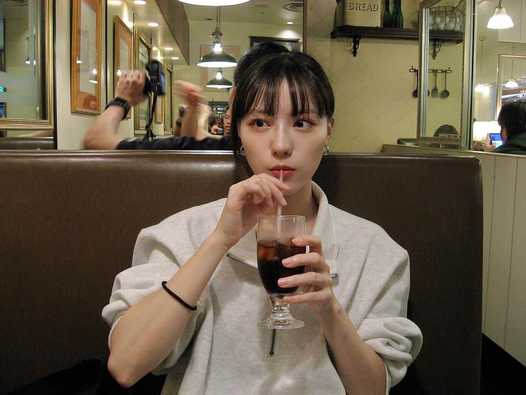 井尻晏菜のインスタグラム：「⁡ ⁡ もうすぐ11月ですが暑さにやられて 冷たい飲み物を頼みがちな人間です。  ⁡ ⁡ 友人がエモいカメラで撮ってくれました📷 ⁡ ⁡ ⁡ #いつぞやの昼下がり」