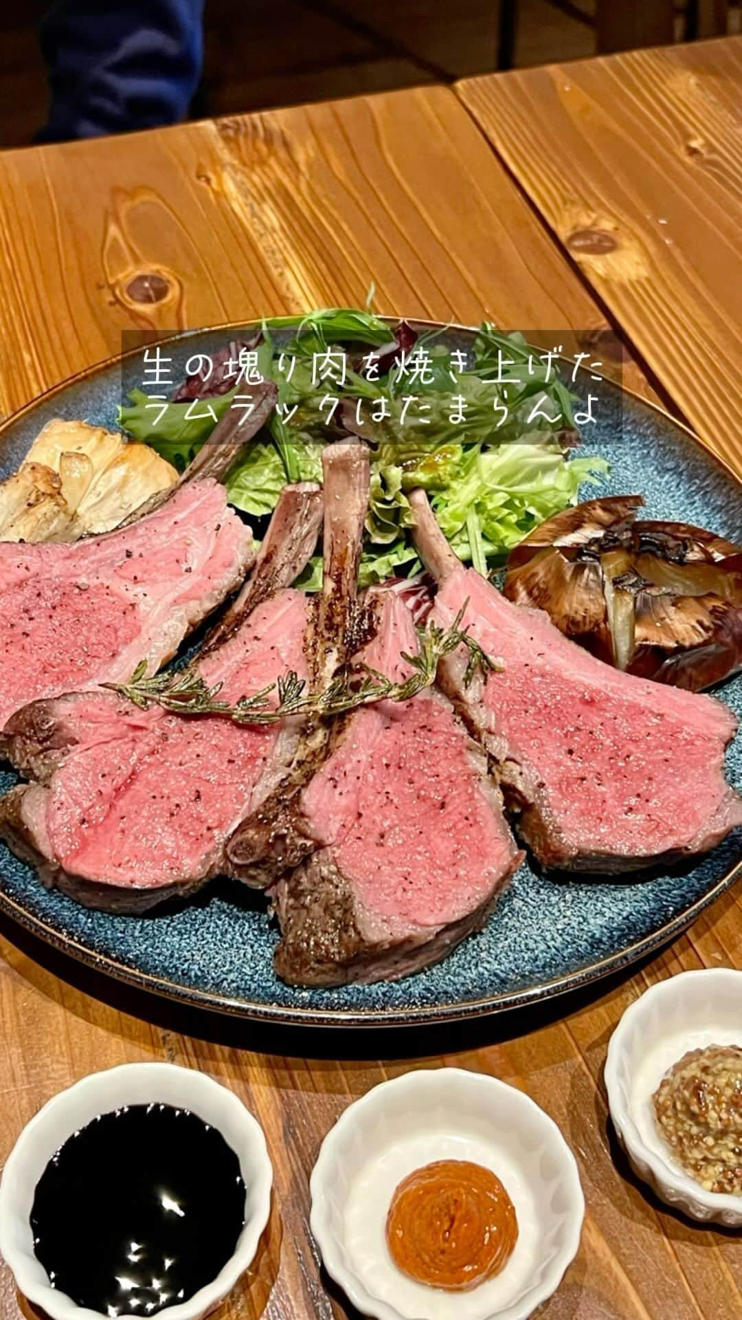 福岡グルメ 福岡ランチ「デビログ」のインスタグラム：「警固にある『コヒツジヤ LAMB MAN』に久しぶりに来たよ。  ここはラム肉好きにはオススメの店。 なんといっても、冷凍じゃない生の塊り肉を焼き上げた「ラムラック ハーフ (4本)」4,290円はたまらん美味さやね。 かぶりついて骨の周りまで食べるのがオススメだよ。  「半熟煮卵ラムベーコンポテサラ」750円や「生ラム特製タルタル（バケット付き）」1,480円はワインなどの酒がすすむ逸品。  メインの「上肩ロースジンギスカンセット（野菜付き）1,100円に「ラムタン」790円を追加して大満足。  ご飯ものも完成度高いよ。 「ラムキーマカレー」980円は、専門店レベルのスパイスカレーでびっくりするに違いない。 「ラム肉茶漬け」550円は珍しいし、「ラムユッケ小丼ぶり」550円は卵黄と混ぜていただくのだが、ユッケ好きには外せない逸品だ。  ▶コヒツジヤ ラムマン (コヒツジヤ LAMB MAN) @lamb_man1125  福岡市中央区警固1-6-56 サウスガーデン1F 092-724-9609 17:00～23:30 LO 定休日：月曜日  #FukuokaGourmet #FukuokaGenghisKhan This is a restaurant that serves Genghis Khan and lamb meat dishes. Particularly recommended is the ``lamb rack,'' which is made from grilled chunks of raw meat that is not frozen.You will be surprised at how delicious it is.  #후쿠오카 #후쿠오카징기스칸 여기는 징기스칸과 럼고기 요리의 가게. 특히 추천은 냉동이 아닌 생 덩어리 고기를 구워낸 "램 락"에서 반단없는 맛에 놀라요.  #福岡美食 #福岡成吉思汗 這是一家供應成吉思汗和羊肉菜餚的餐廳。 特別推薦的是“羊架”，它是用未冷凍的生肉塊烤製而成的，你會驚訝於它的美味。  #福岡グルメ #福岡ディナー #福岡ジンギスカン #福岡ラム肉 #警固グルメ #警固ディナー #コヒツジヤラムマン #コヒツジヤLAMBMAN #LAMBMAN」