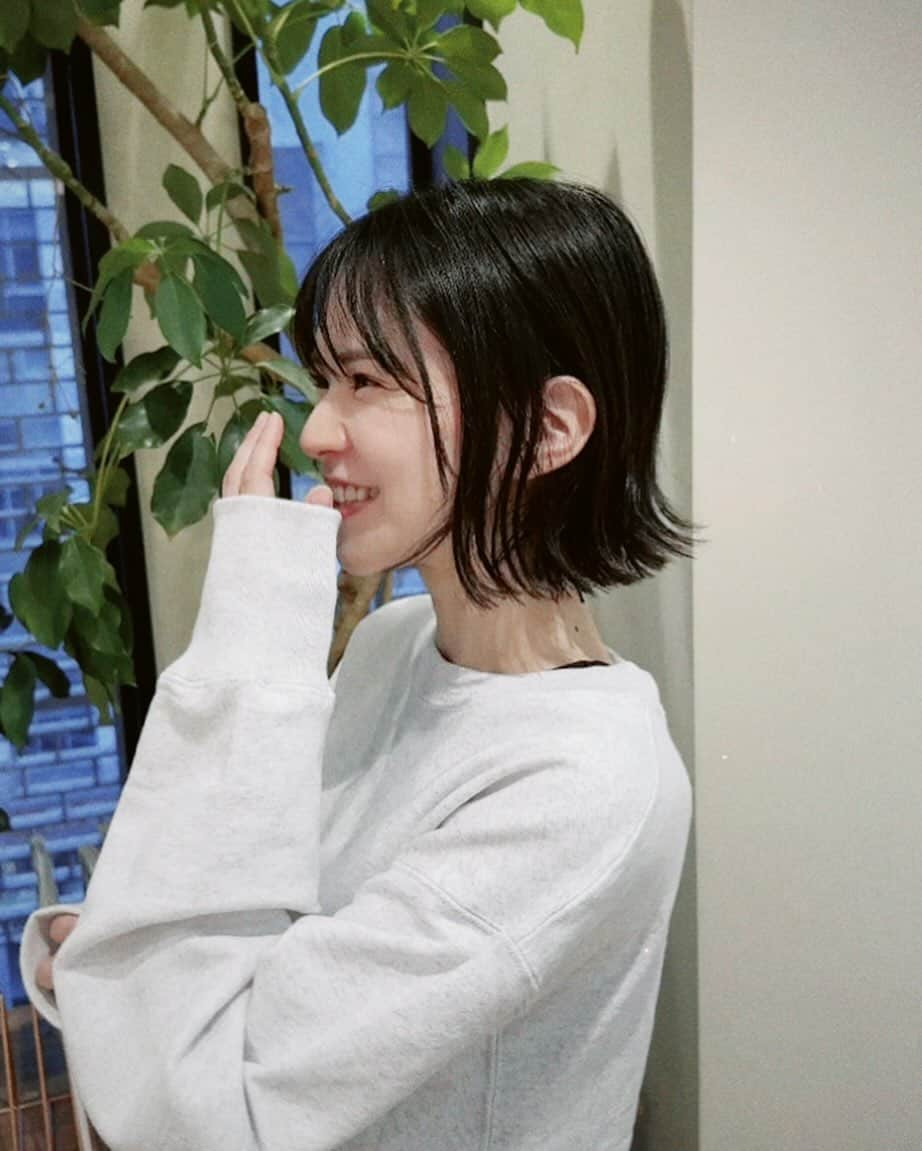 天音里菜のインスタグラム：「こんなふうにいい感じの外ハネを 自分でうまくできるようになりたい🙁  髪切って1ヶ月近く経ったけど いまだに毎日ストレートか内巻きです。(すでにちょっと伸びた)」