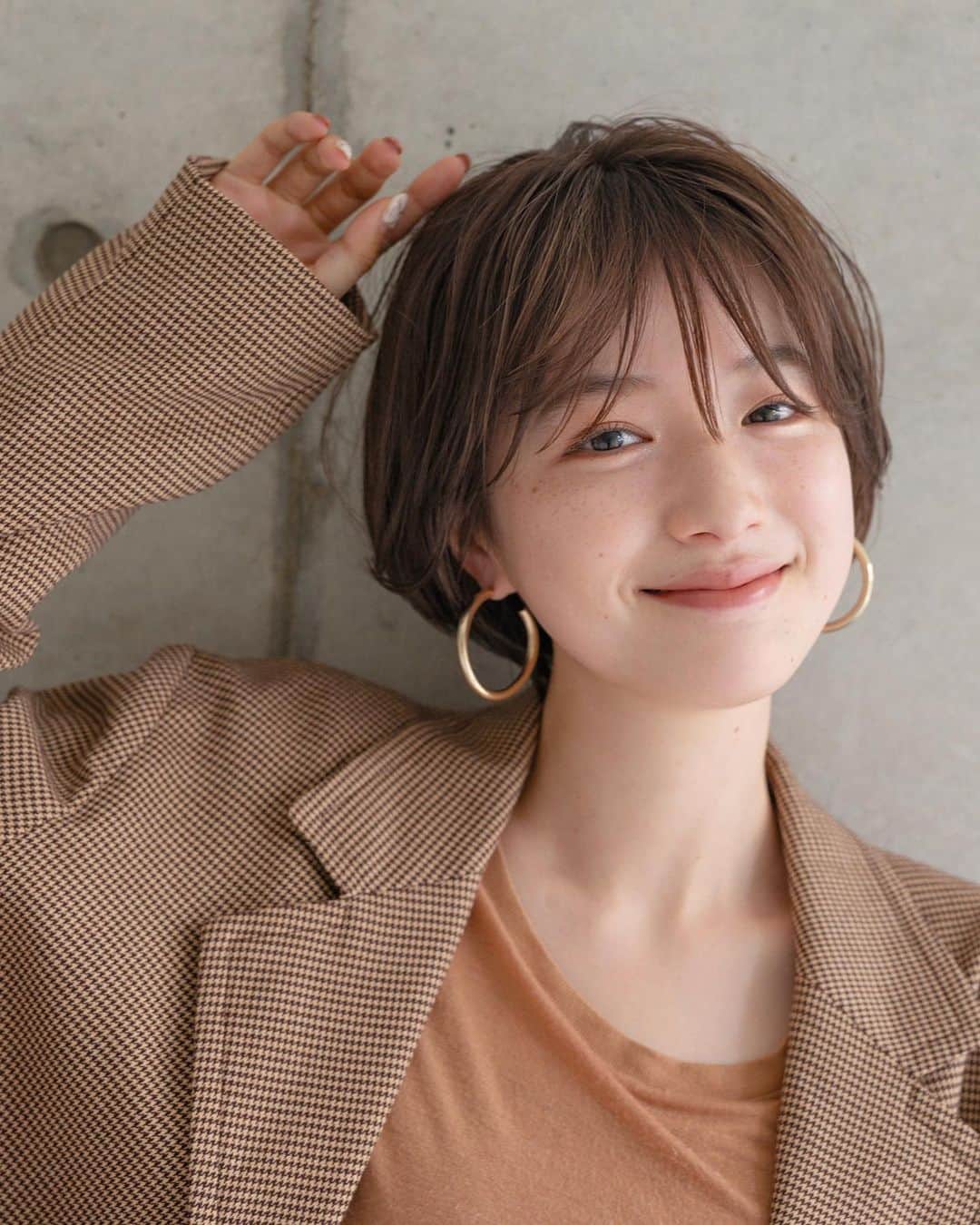佐脇正徳のインスタグラム：「ずっと人気のスタイル✨ ⁡ ふわっと 柔らかく 丸いシルエットが可愛い✨ ⁡ いつみても可愛いヘアスタイルを これからもデザインしていきます🔥 ⁡ ⁡ 【ご予約方法】 ホットペッパー、お店のHP、TELでもご相談下さい🙇 ⁡ 【営業時間】 平日11:00〜20:30 土日.祝日10:00〜19:30 ⁡ 【場所】 LOAVE TEL☎︎03-6427-7340 東京都渋谷区神宮前5.45.8.3F 銀座線/半蔵門線/千代田線/表参道駅 A－１ 出口より 徒歩４分 ⁡ 　#青山美容室　#表参道美容室　#ショートヘア　#ハンサムショート　#ショートボブ　#シアーアッシュ」