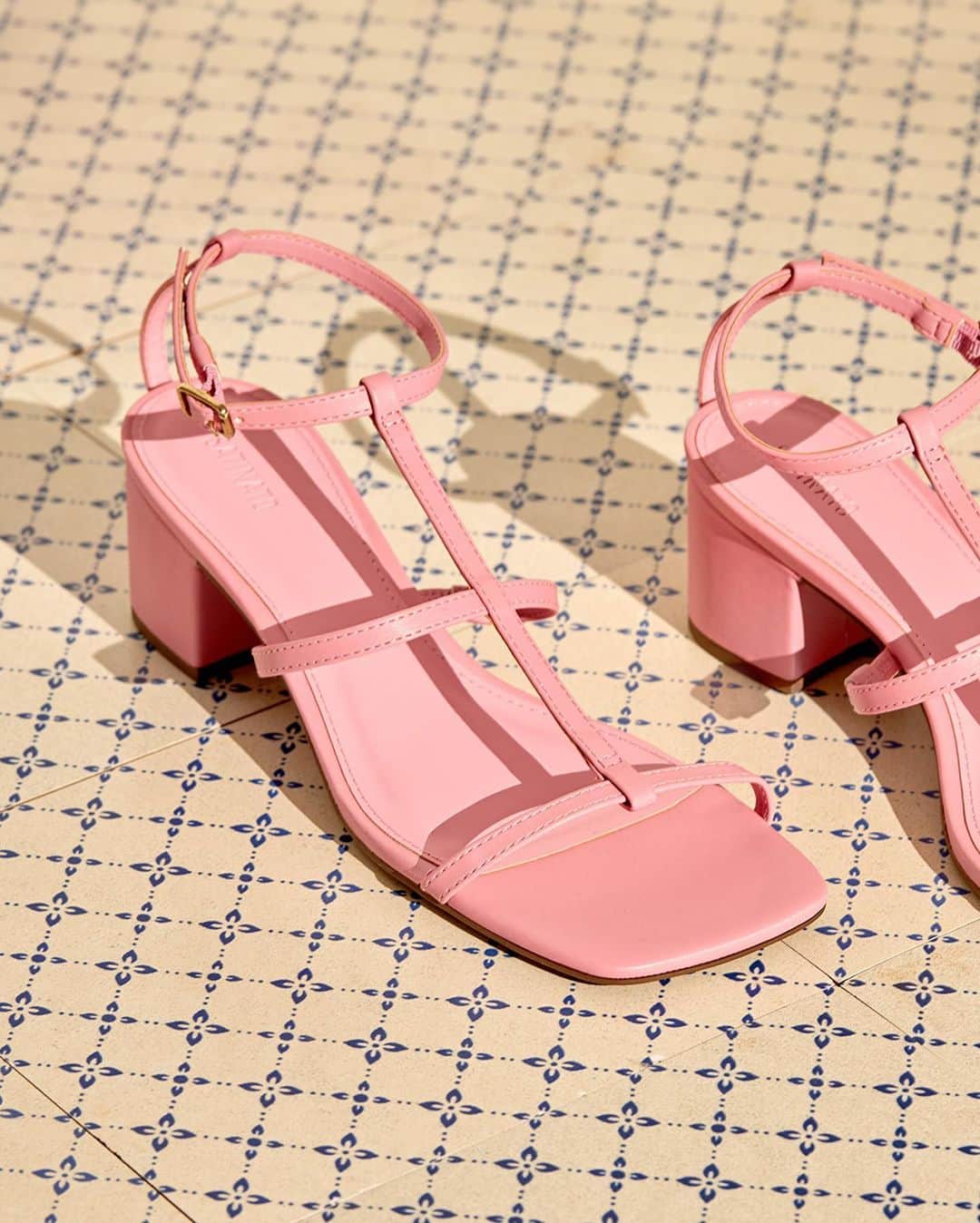 ロジャス・レナーのインスタグラム：「Quem aí ama sapatos versáteis que combinam com tudo? 💖 Do dia a dia às ocasiões especiais, a sandália com salto bloco traz modernidade e um toque delicado aos visuais. Clique nas imagens e garanta a sua agora mesmo. #ModaFeminina #LookInspiração #Calçados #Tendência   sandália com tira 874858104 | bolsa estruturada 804646843 | saia midi em jeans 834047235 | blusa sem manga 833454963 | bolsa baguete 811848355 | vestido chiffon 873648965 | carteira grande 780644842 | calça reta cintura alta 861654356 | camisa manga longa 842448274 | bolsa baguete shoulder 843673300」
