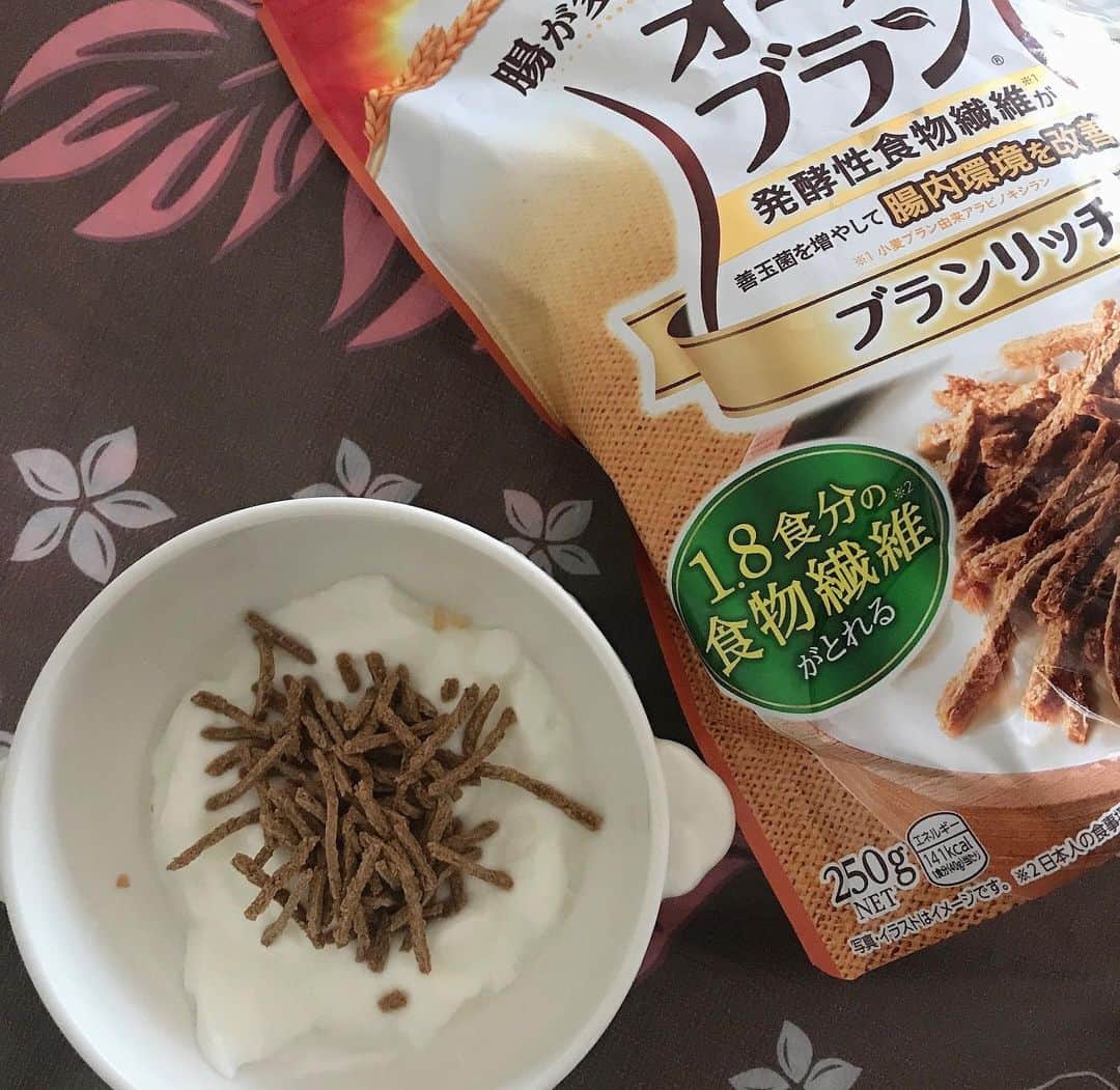 葵さんのインスタグラム写真 - (葵Instagram)「毎朝の日課はこちら💁‍♀️ @kellogg_japan_official  オールブラン❗️ 発酵性食物繊維が善玉菌を増やして 腸内環境を改善🎶  1.8食分の食物繊維がとります！ ヨーグルトにいれてハチミツかけて シンプルに食べるのが好き💕 他にも豆乳かけたりサラダやスープに入れてもおいしいよ！！ #PR #fw_recipe#朝食#ケロッグ#オールブラン #fw_aki #fw_event #foodieworks」10月28日 9時19分 - dolphin_coconut