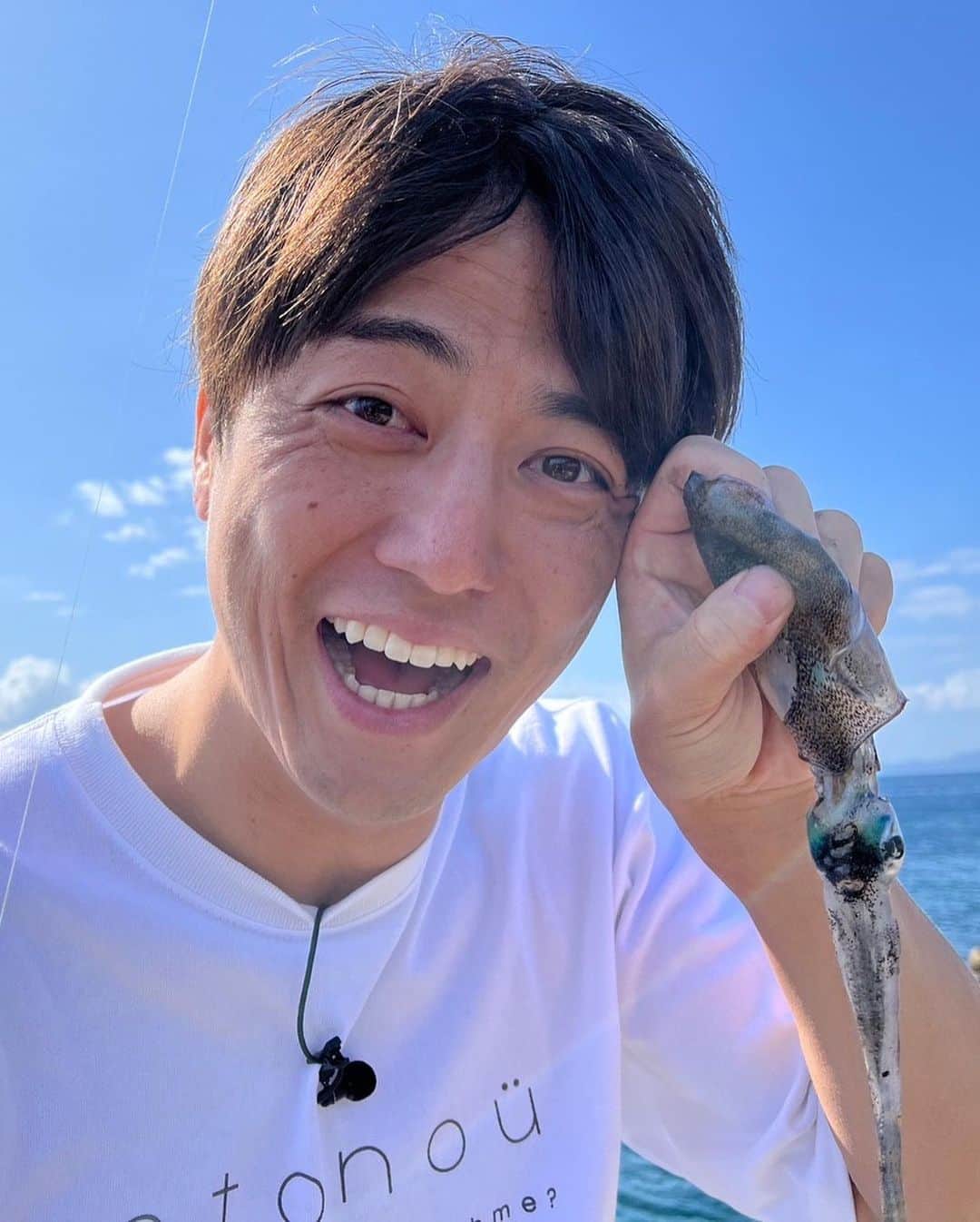 梅澤廉さんのインスタグラム写真 - (梅澤廉Instagram)「ズムサタ・島ホ旅第3弾！🏝️ ノープラン、ノー台本、機材はピンマイクとスマホのみ。 いつも同じスタッフ3人といつも同じ私の4人だけで、6面に島名が書かれたサイコロを振って、出た島の宝を突撃で探しに行くという、なんとも皆様に支えられてばかり、出たとこ勝負なロケです笑  今回は山口県萩市にある大島にお邪魔しました！ 朝夕の絶景、コシナガマグロの漁、イカ釣り、大島の郷土料理、何より話して下さった皆さんの優しさと楽しさが忘れられません。 島民の皆さんが笑顔で迎えて下さったことが本当に嬉しかったです...。 ロケには山口放送の畑中アナまで駆けつけて下さり、島ホ旅に爽やかな風を吹かせてくれました✨  そして、今日はスタジオに助っ人で来て下さった菊池風磨さんに感謝、感謝です。 あのマイルドな笑顔に隠された乗っ取り計画があったとは！笑 乗っ取られないよう、しっかりお土産を渡したいと思います😌  #ズムサタ #島ホ旅 #出会いが嬉しく #別れが寂しい #次はどこの島に...🏝️」10月28日 9時25分 - umezawa_ren4